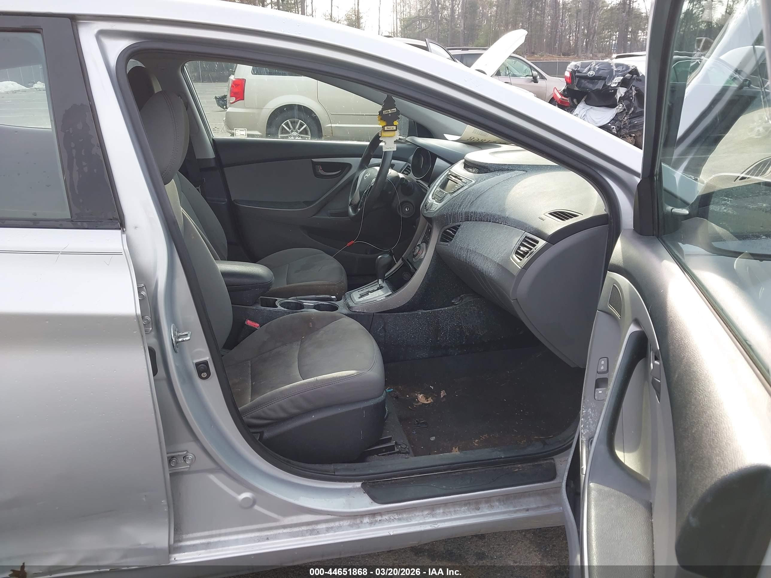 HYUNDAI ELANTRA image 5