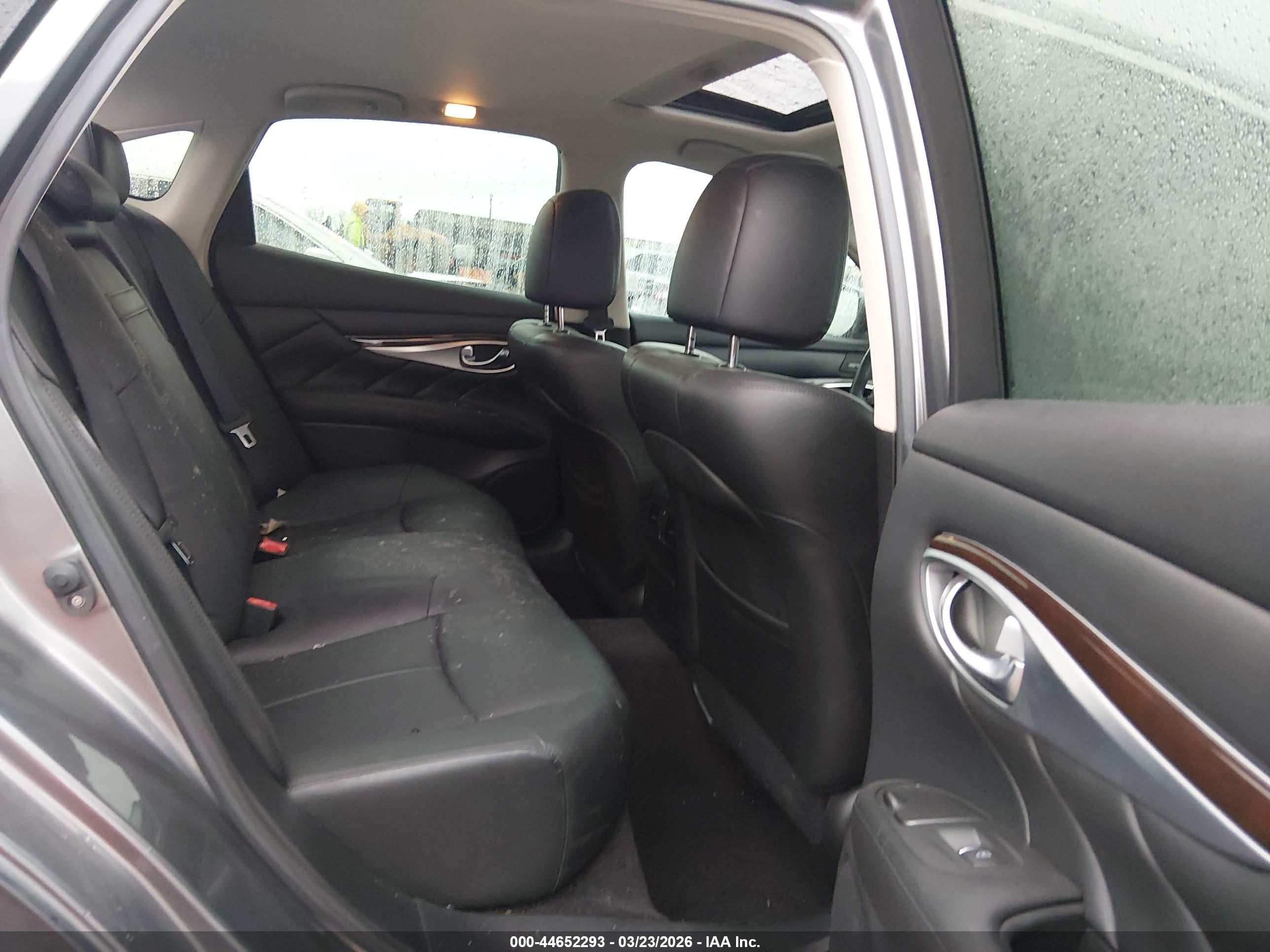INFINITI Q70 image 8