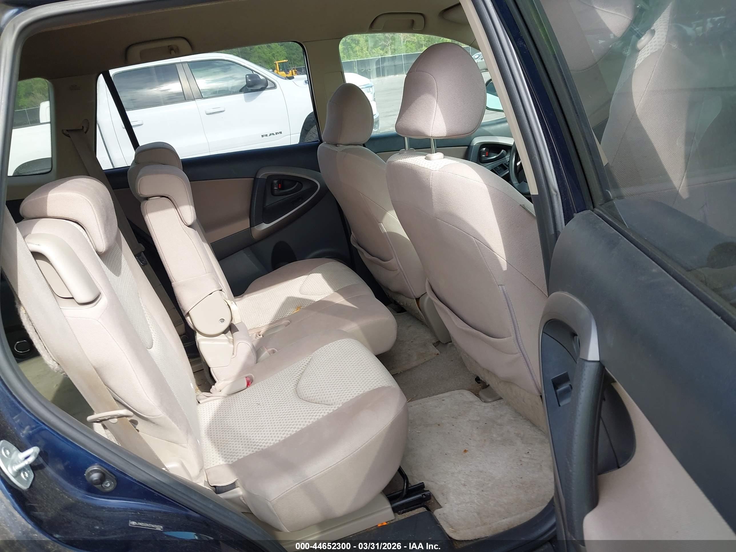 TOYOTA RAV4 image 8