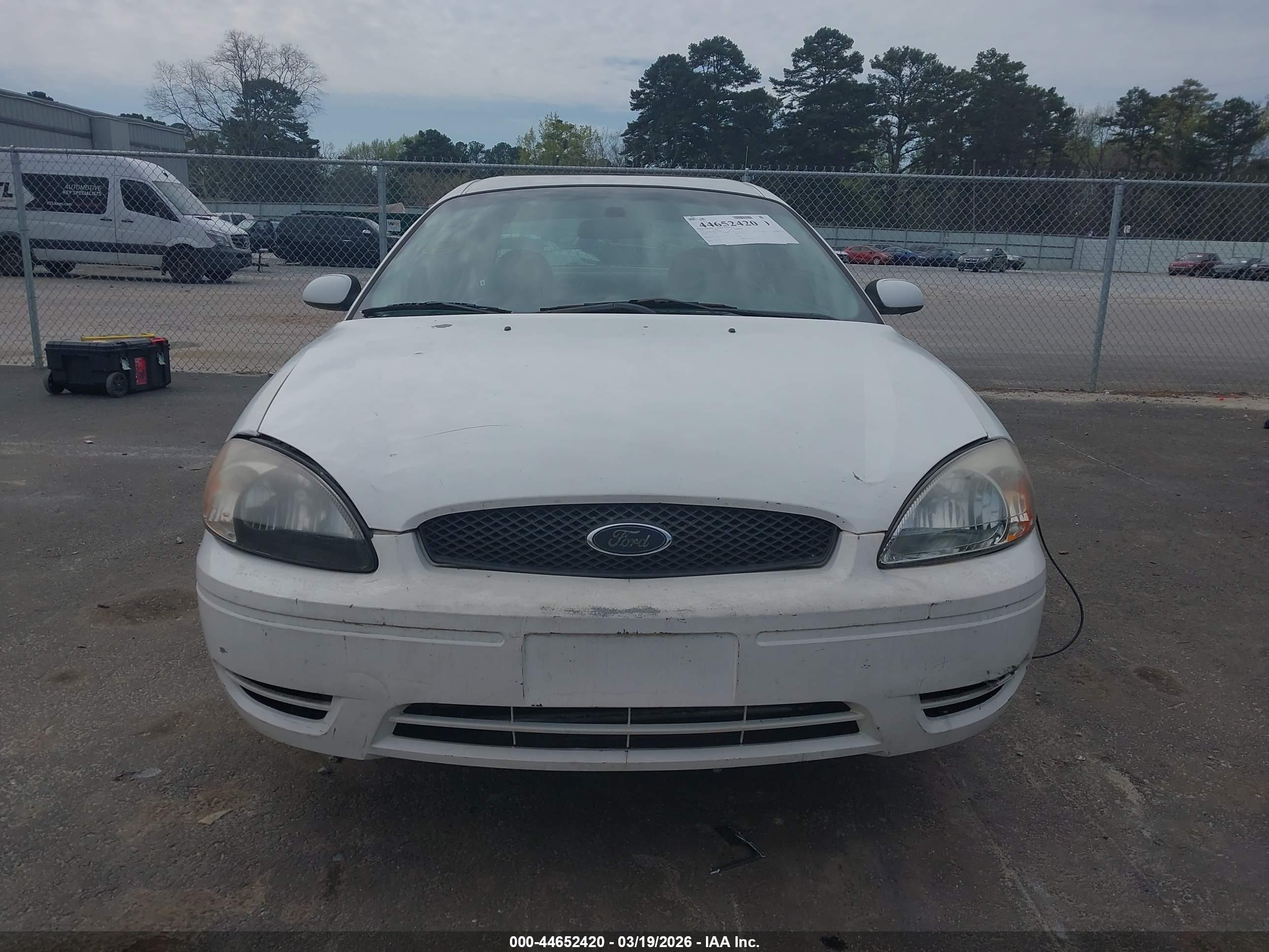 FORD TAURUS image 10
