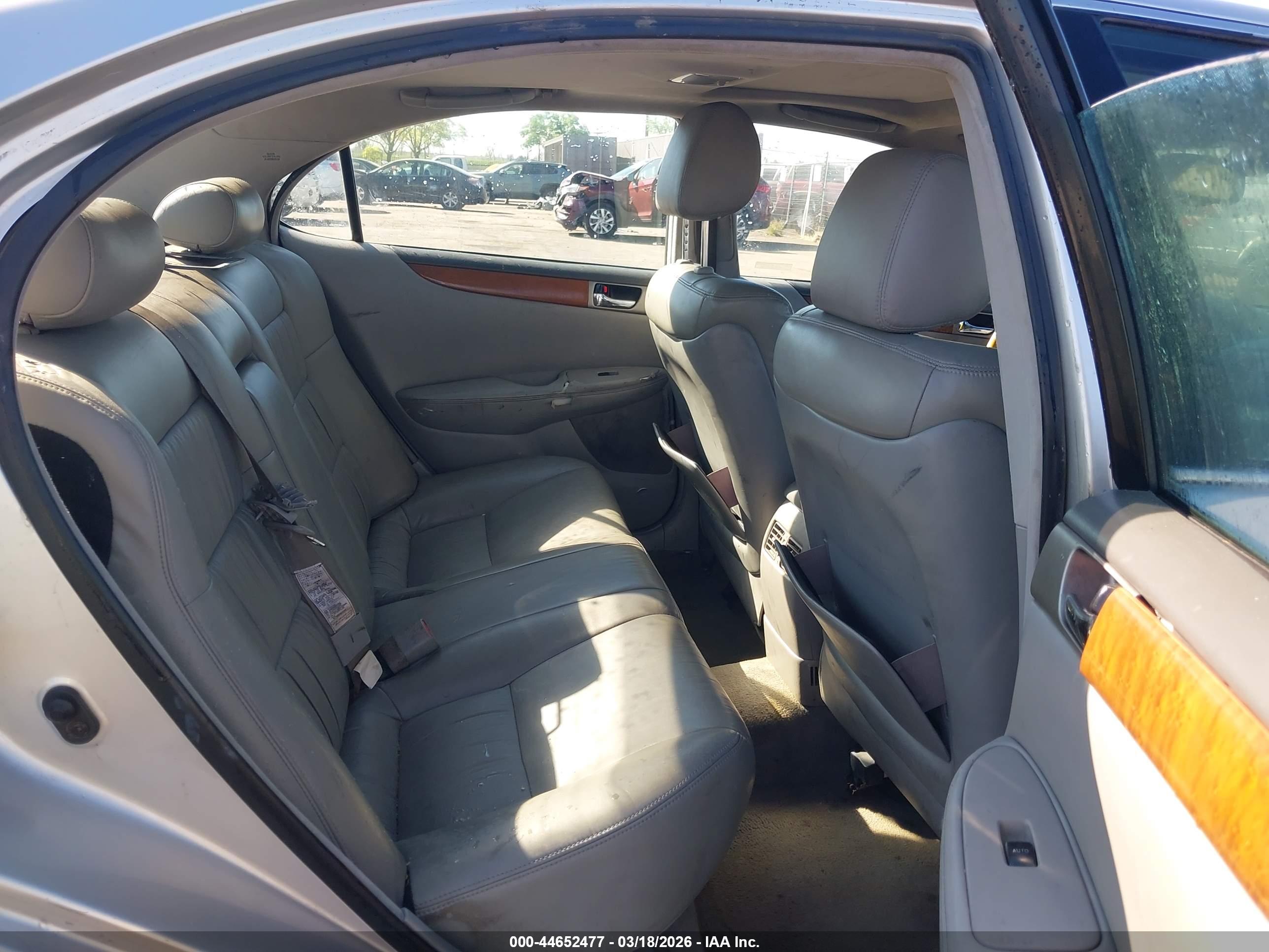 LEXUS ES image 8