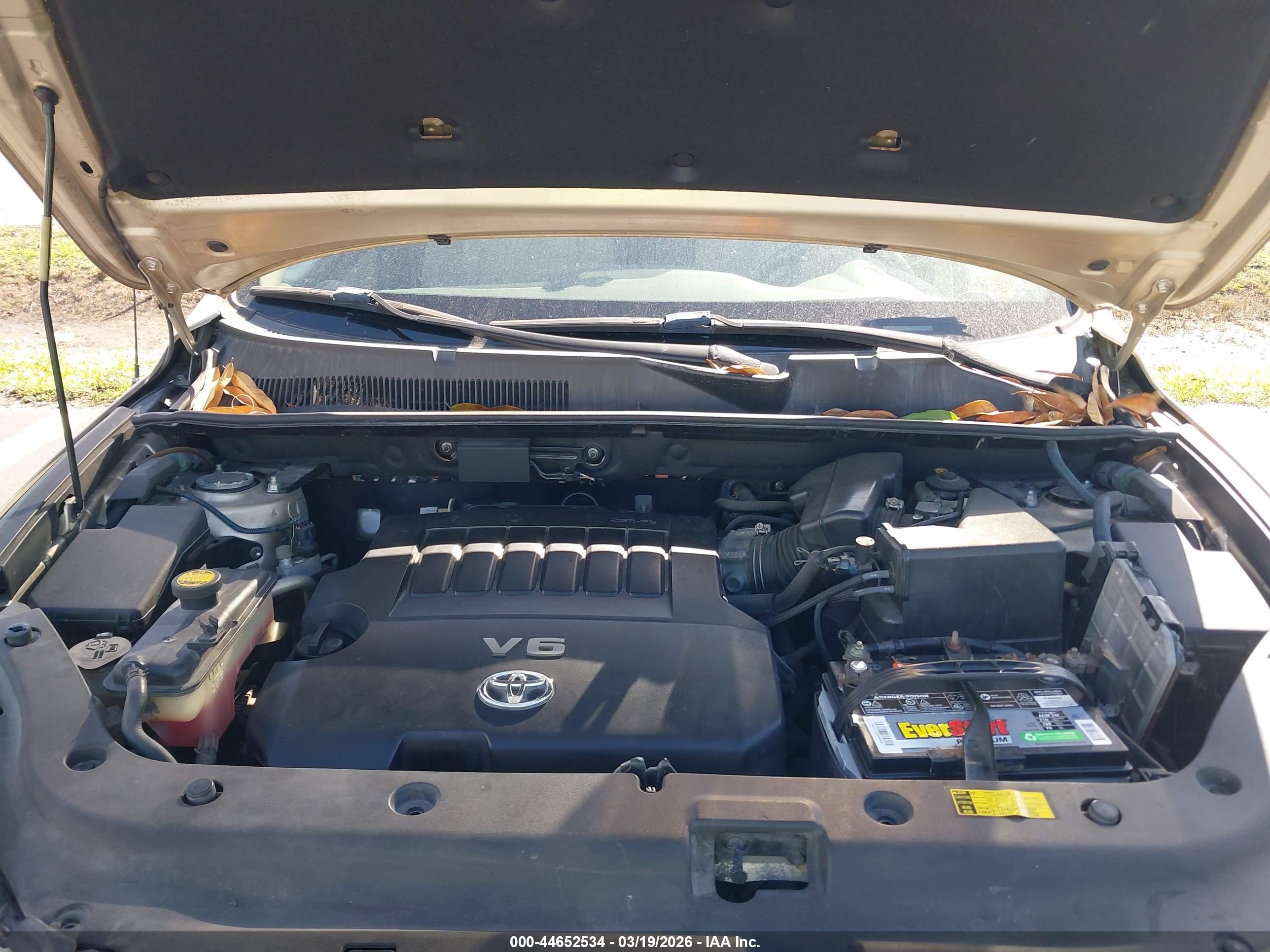 TOYOTA RAV4 image 10