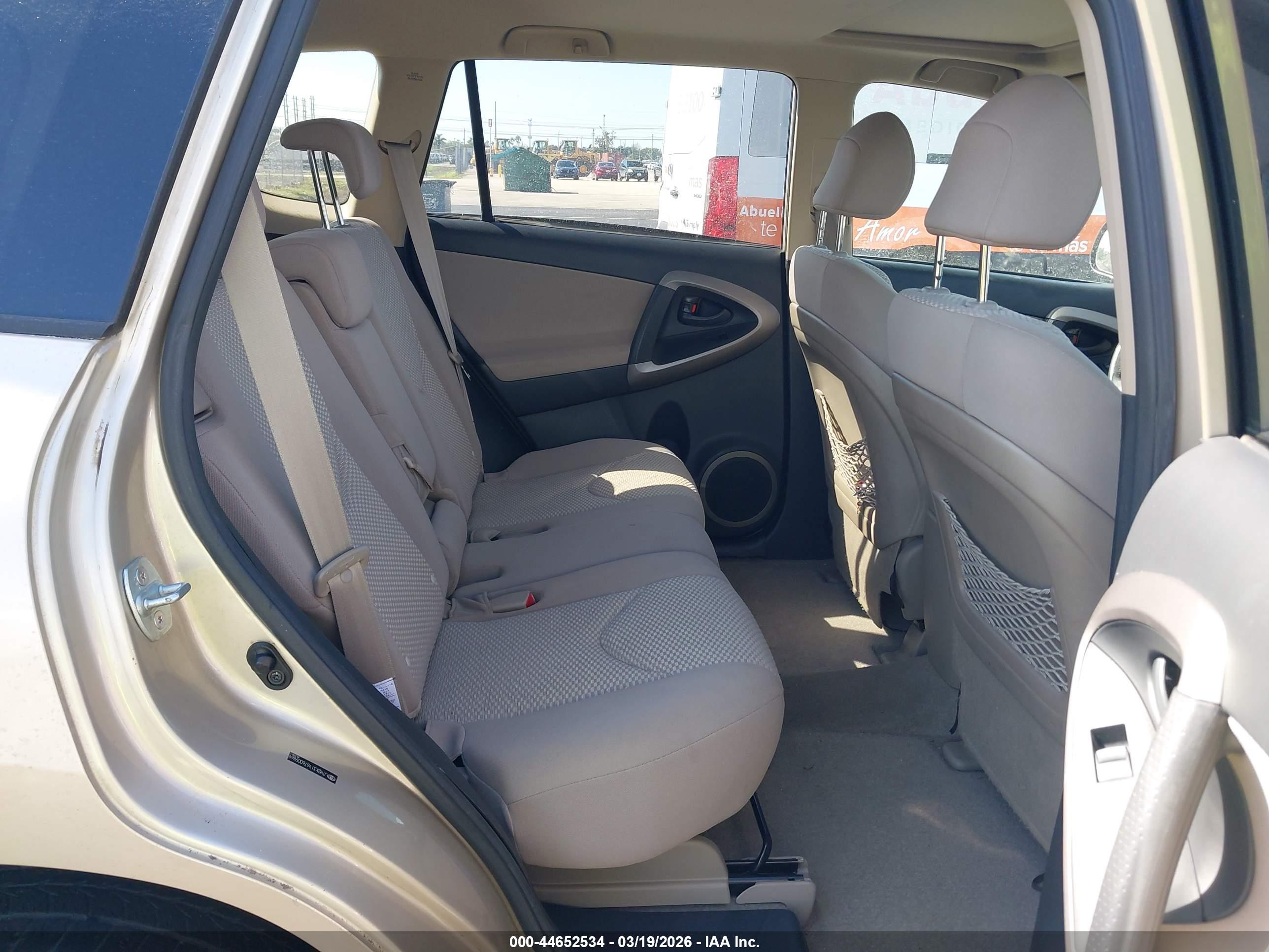 TOYOTA RAV4 image 8