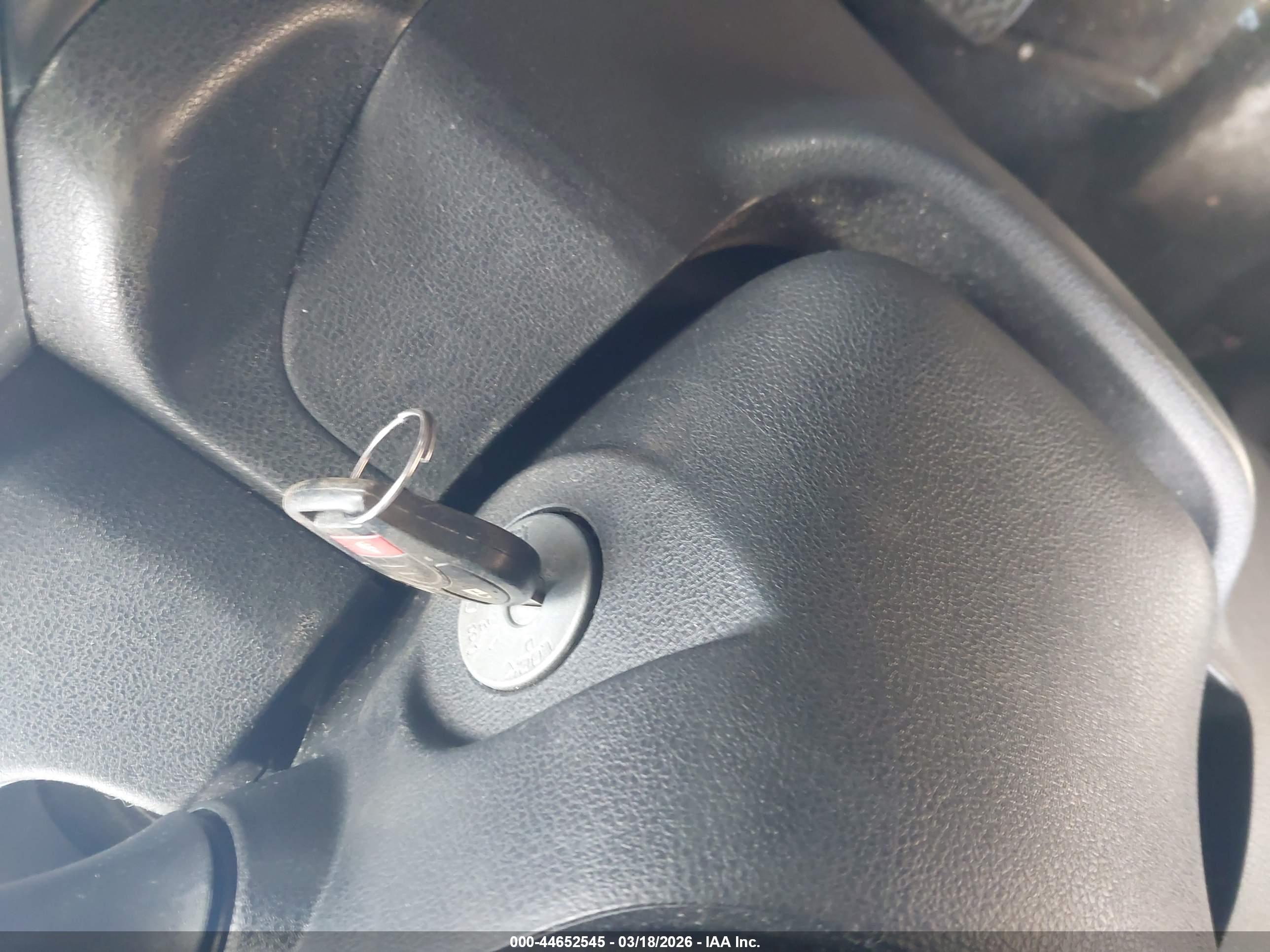NISSAN VERSA image 11