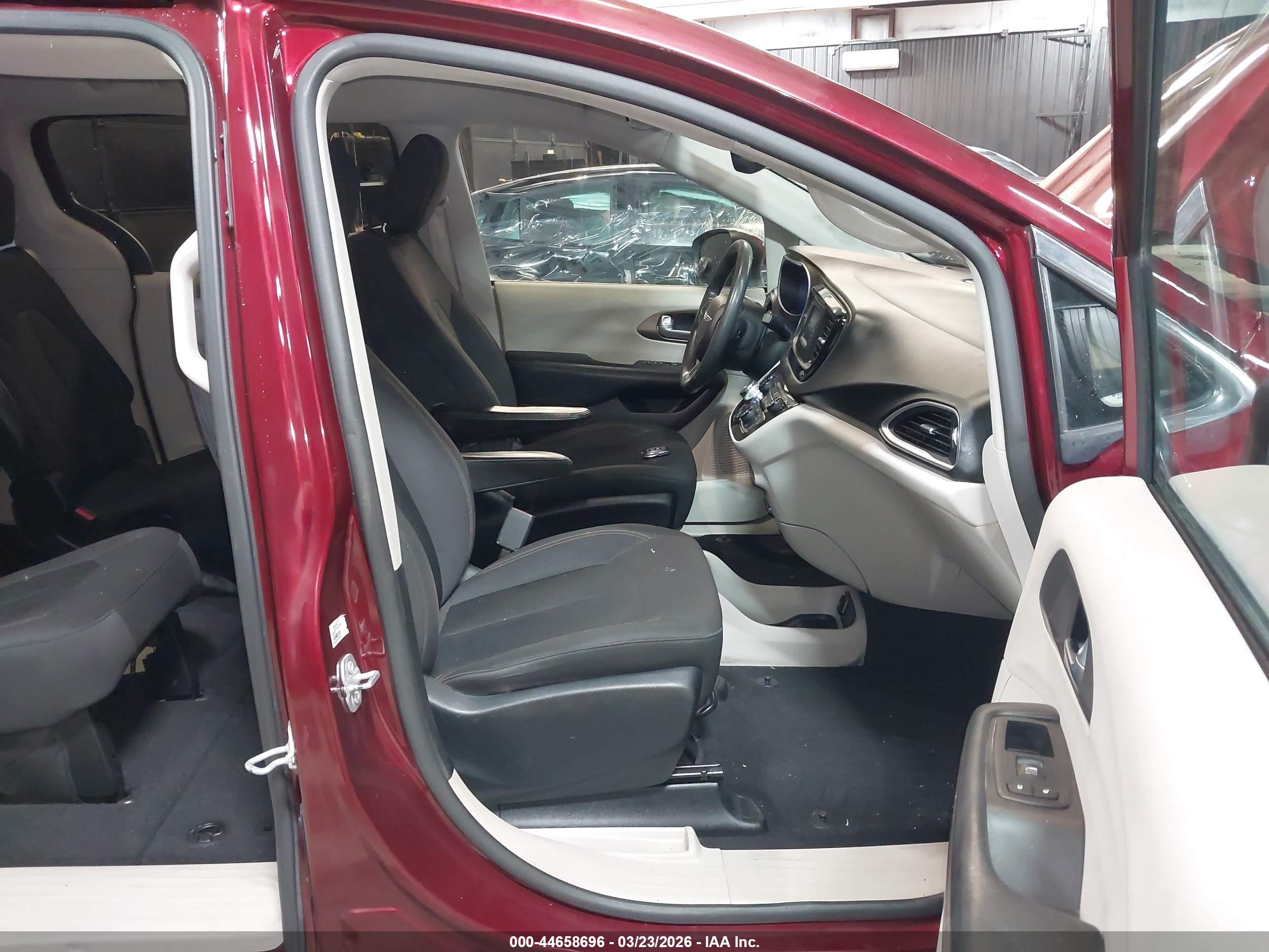 CHRYSLER PACIFICA image 5