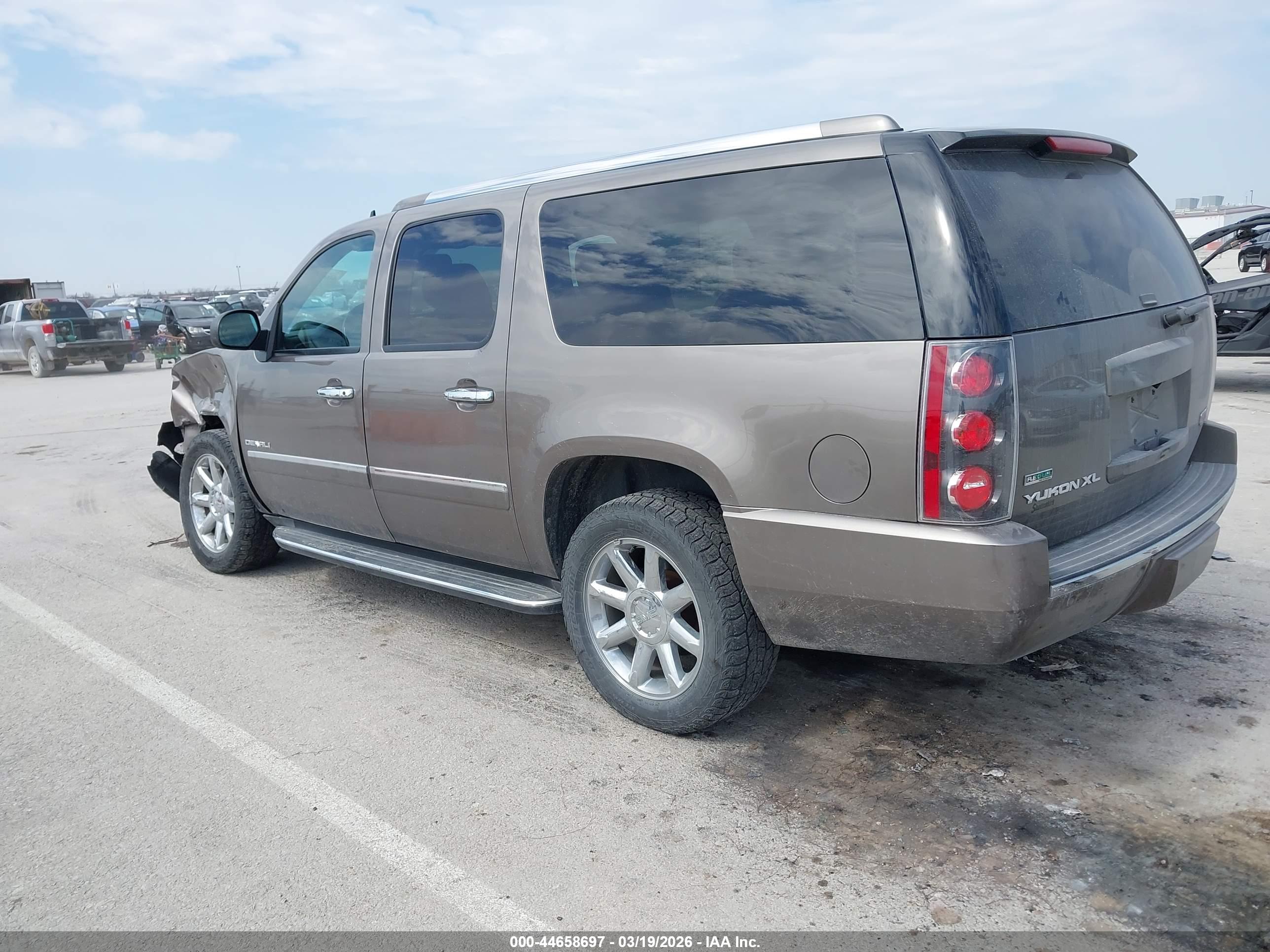 GMC YUKON image 3