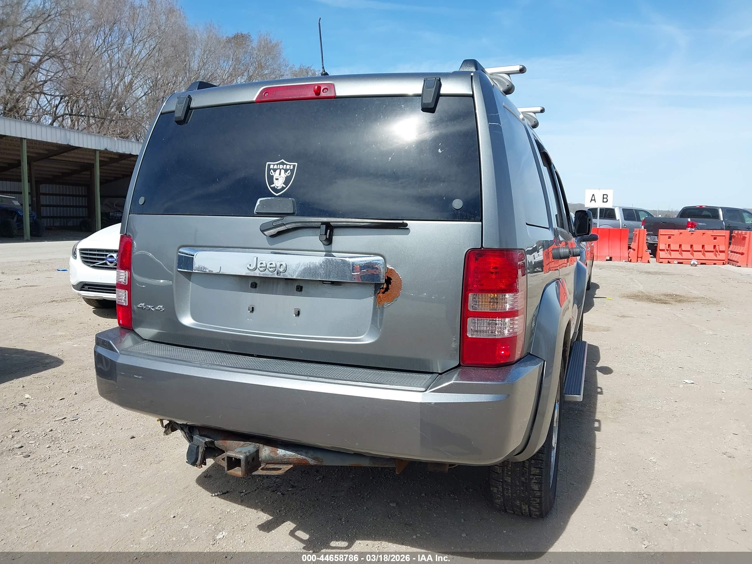 JEEP LIBERTY image 6