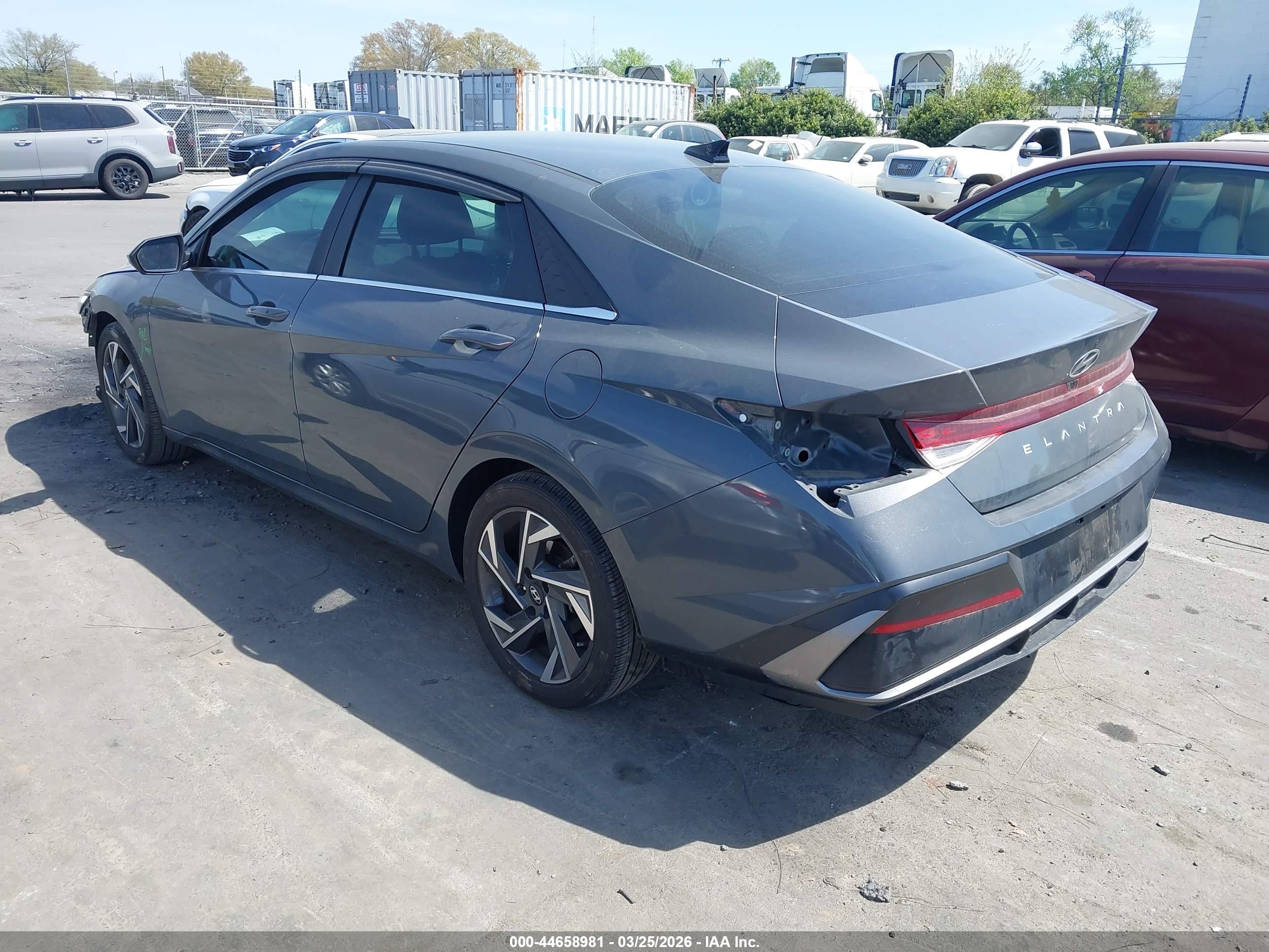 HYUNDAI ELANTRA image 3