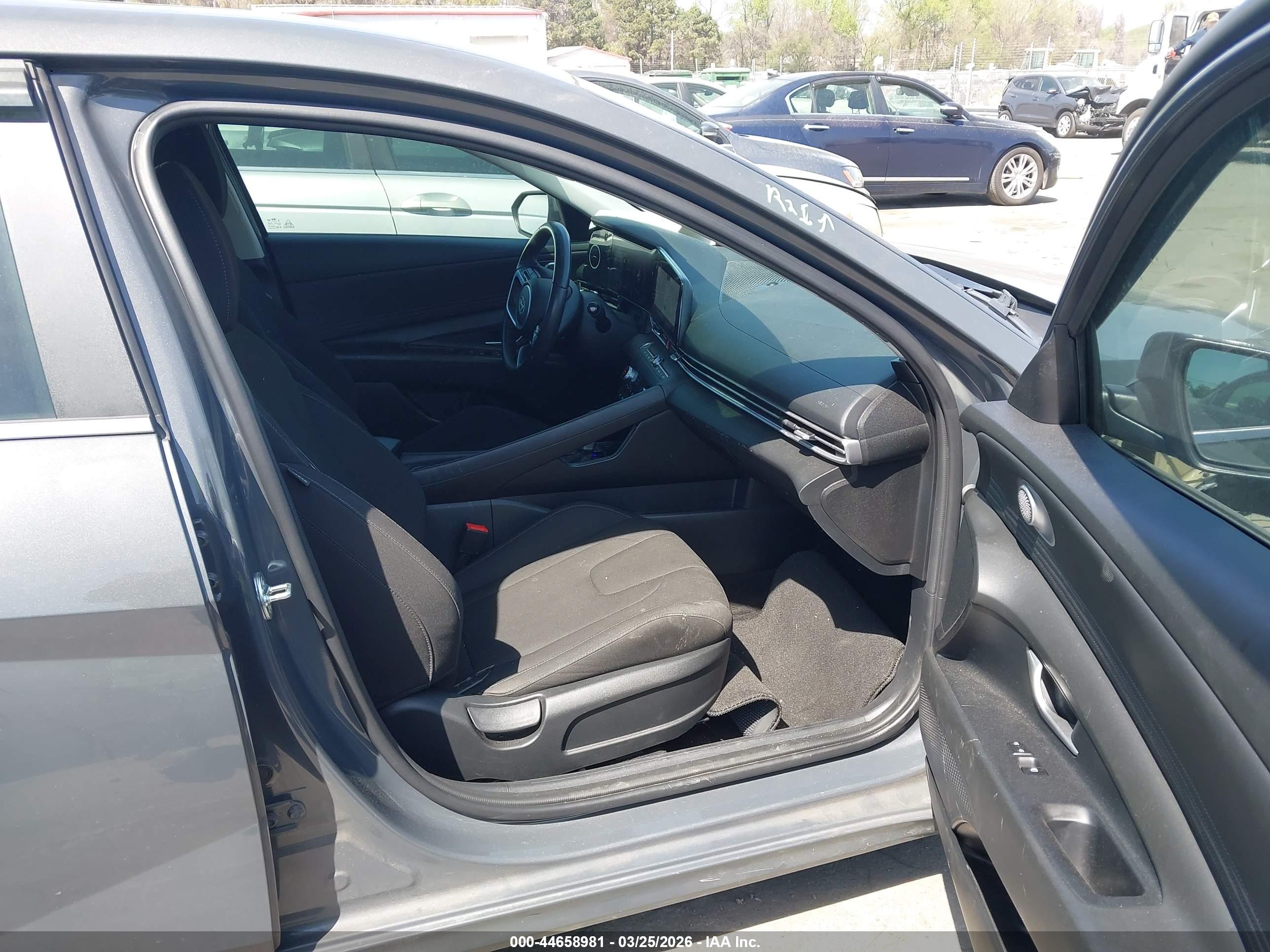 HYUNDAI ELANTRA image 5