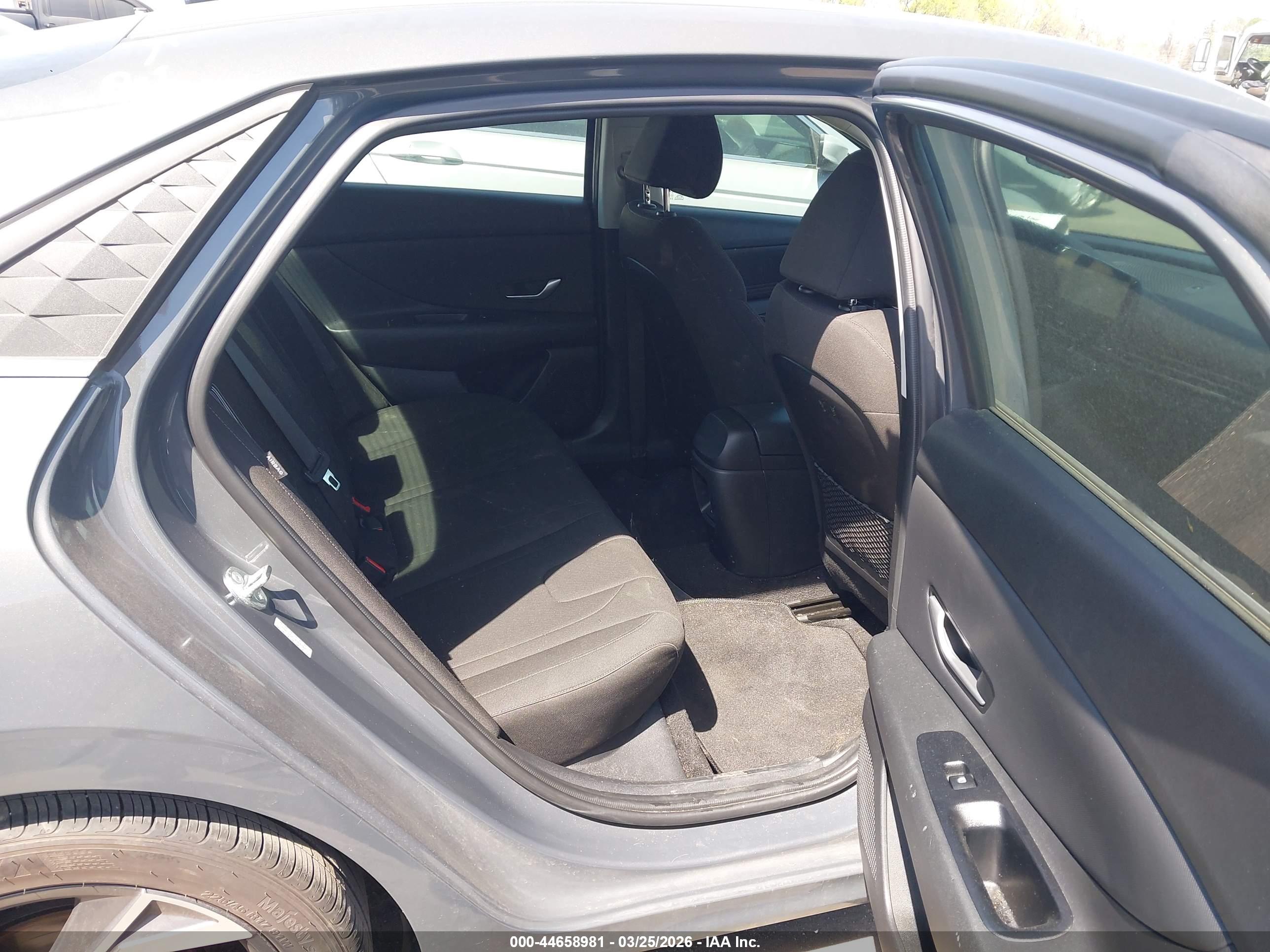 HYUNDAI ELANTRA image 8