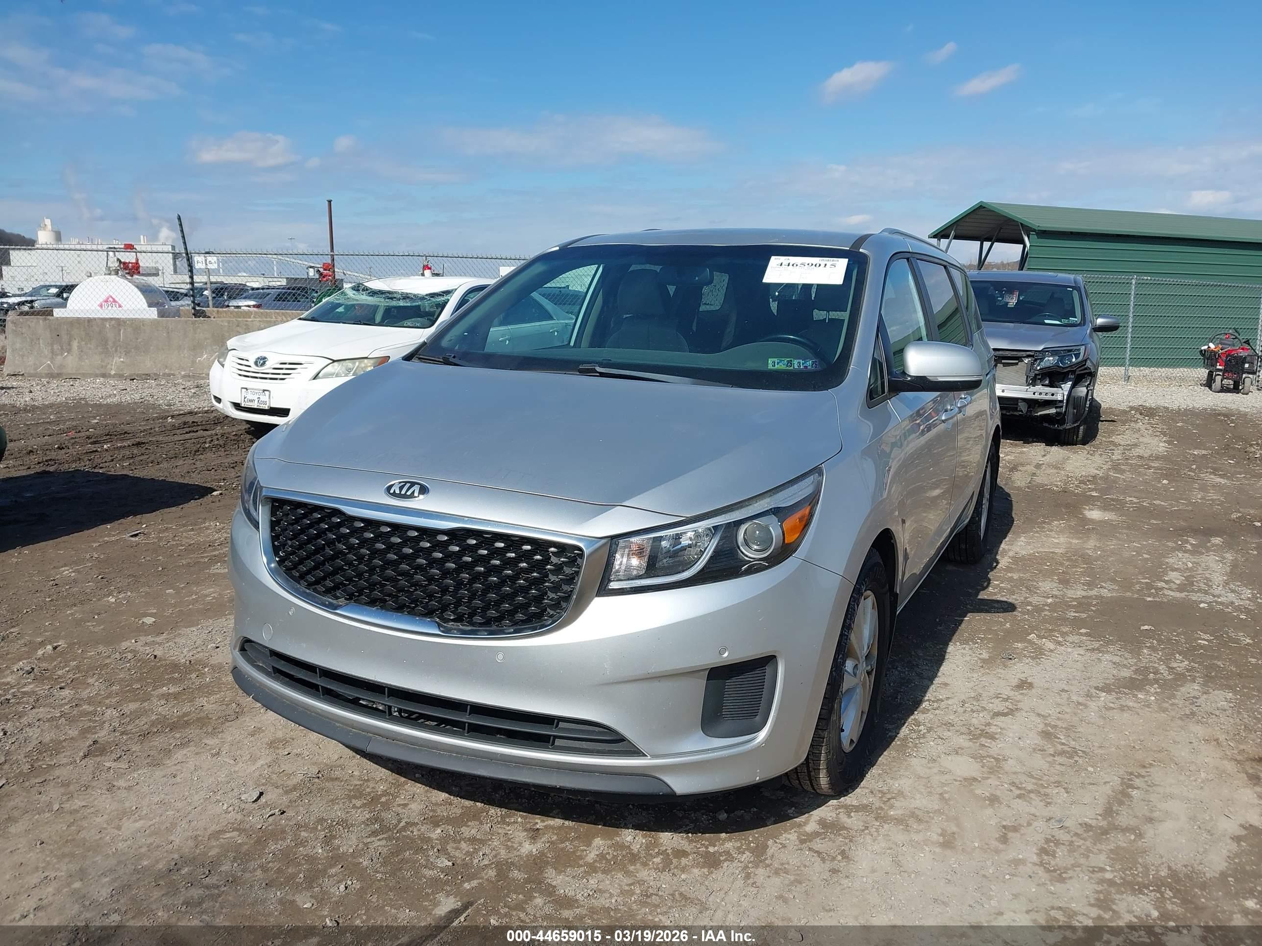 KIA SEDONA image 2