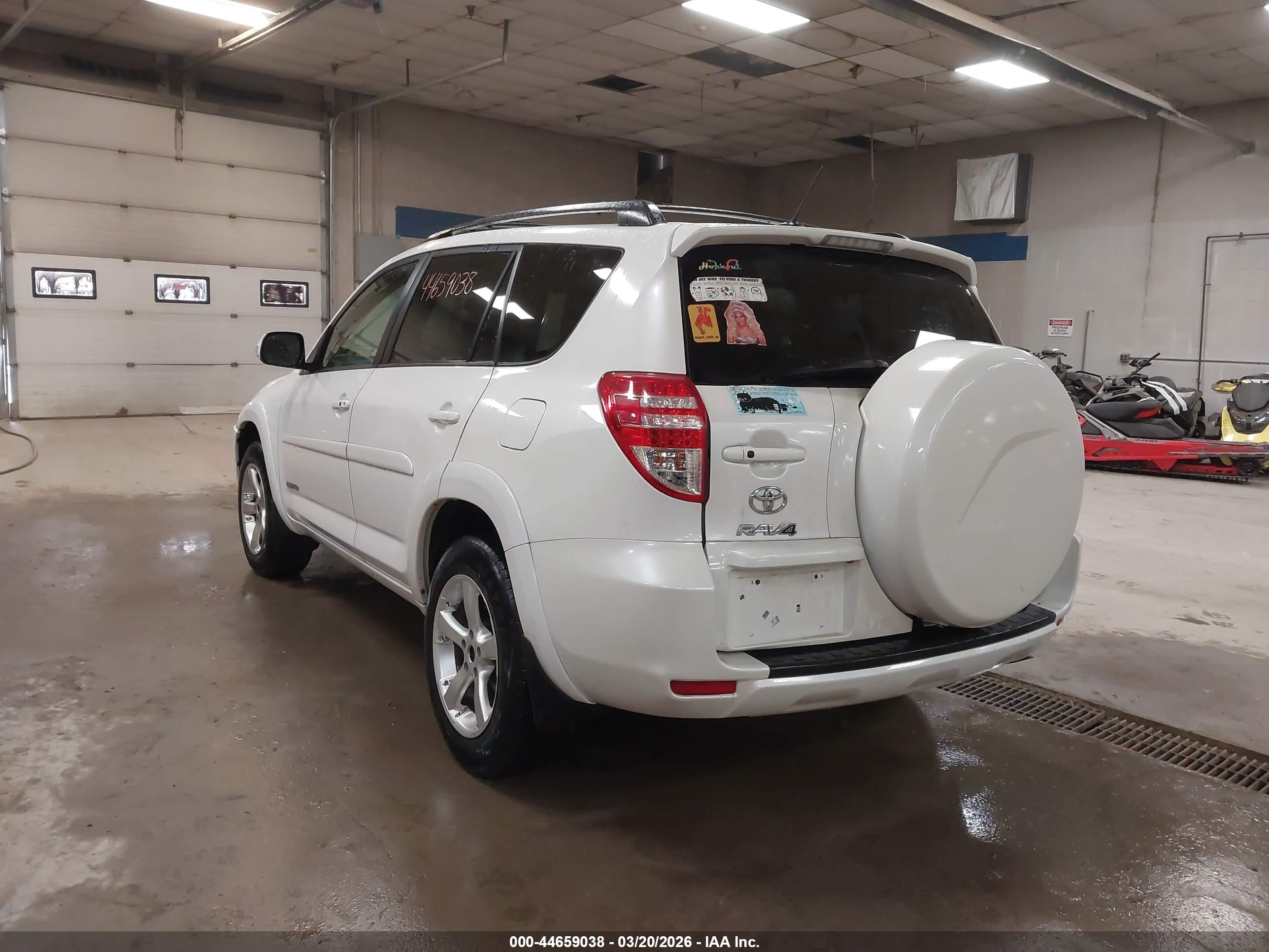 TOYOTA RAV4 image 3