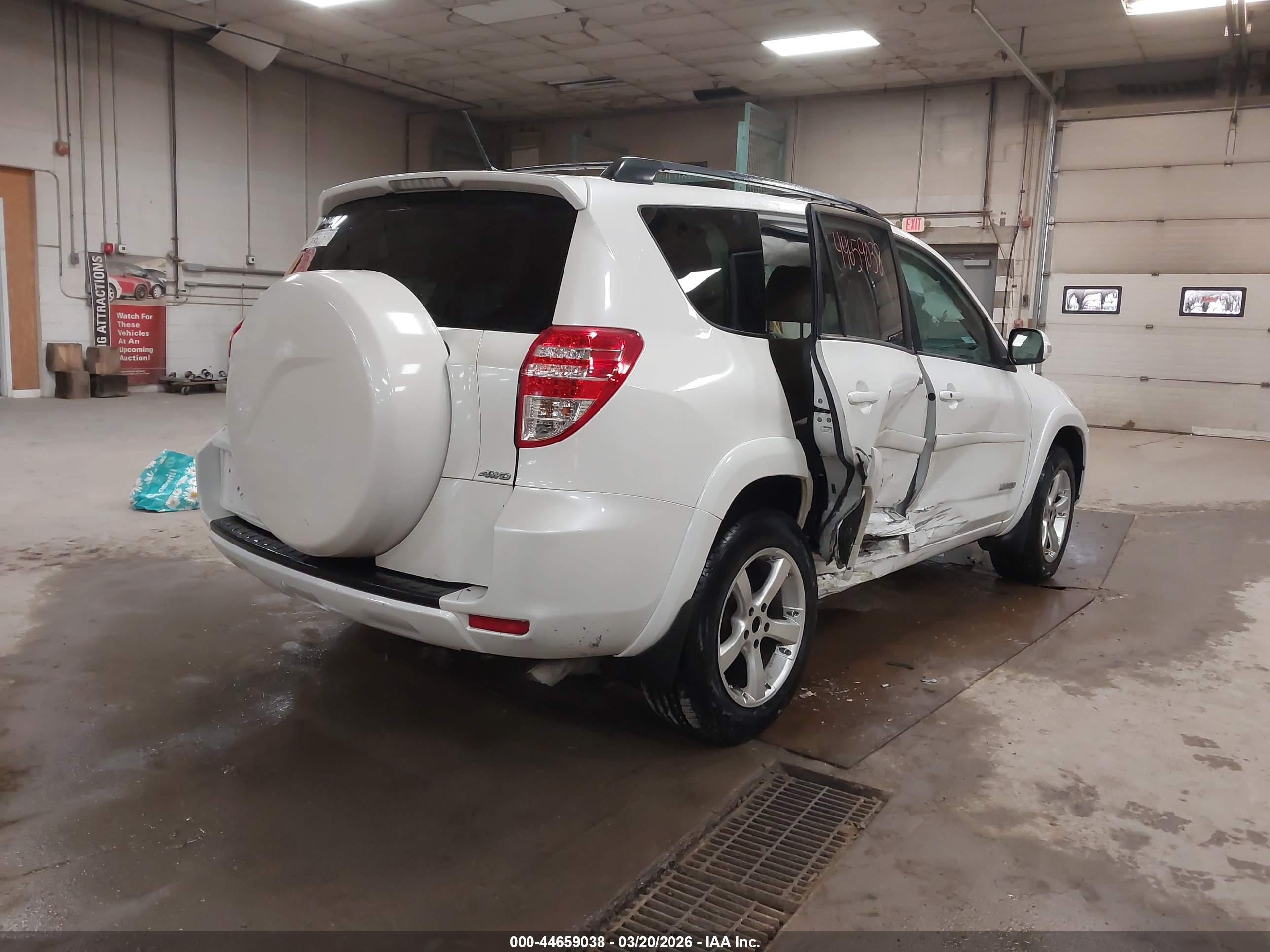 TOYOTA RAV4 image 4