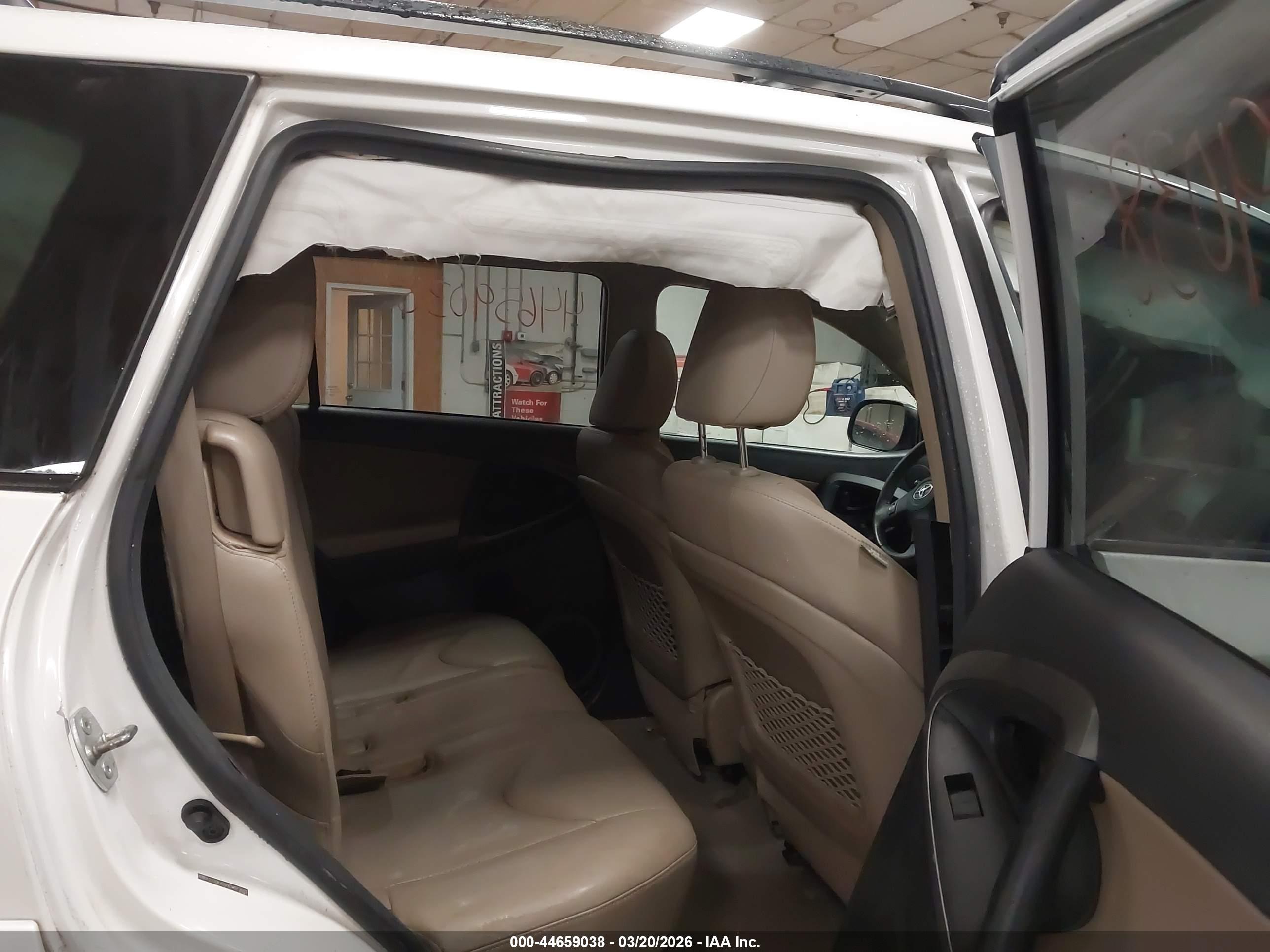 TOYOTA RAV4 image 8