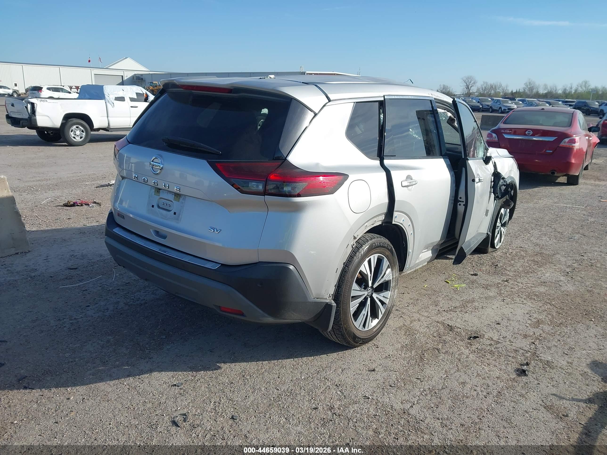 NISSAN ROGUE image 4