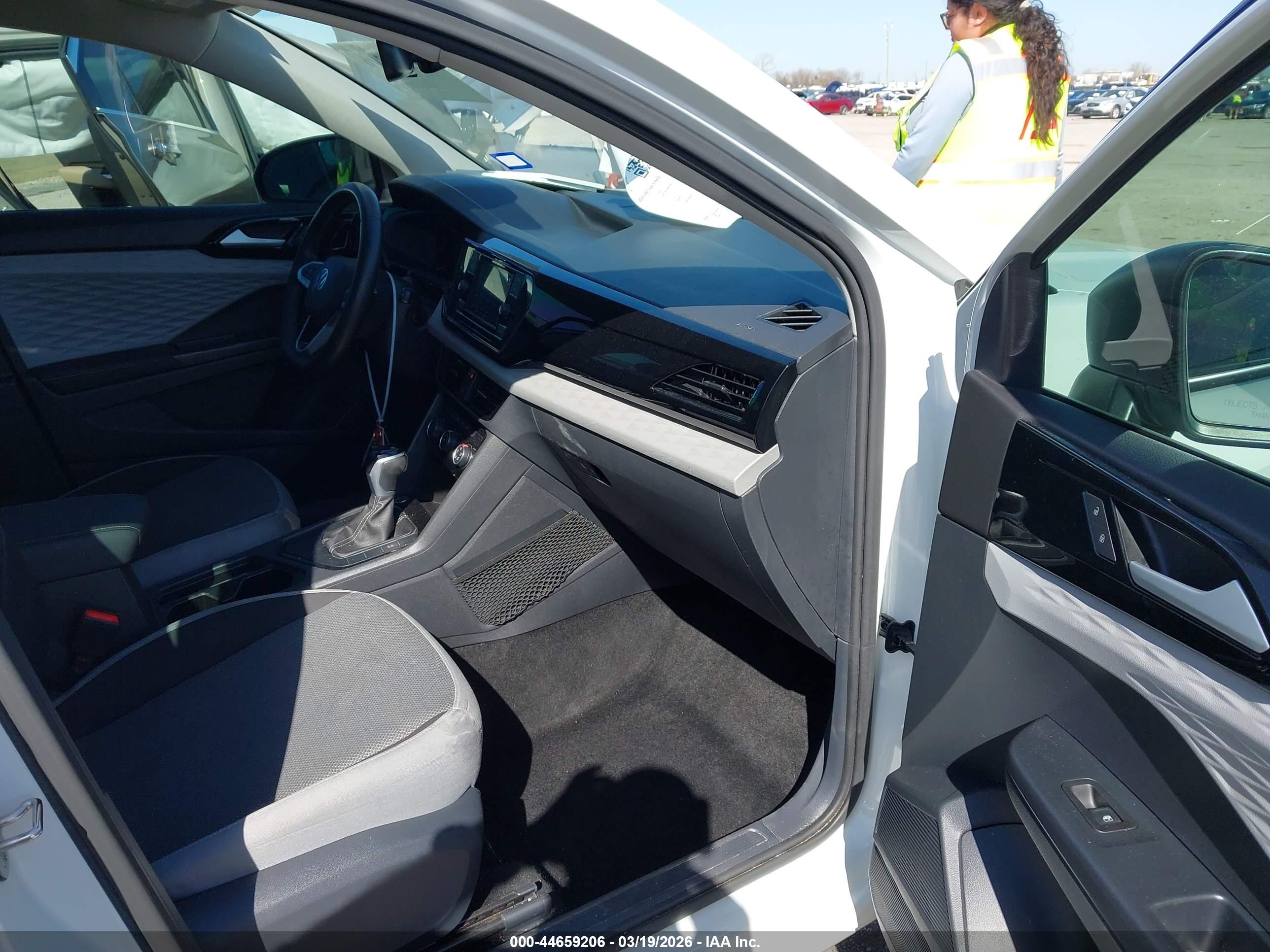 VOLKSWAGEN TAOS image 5