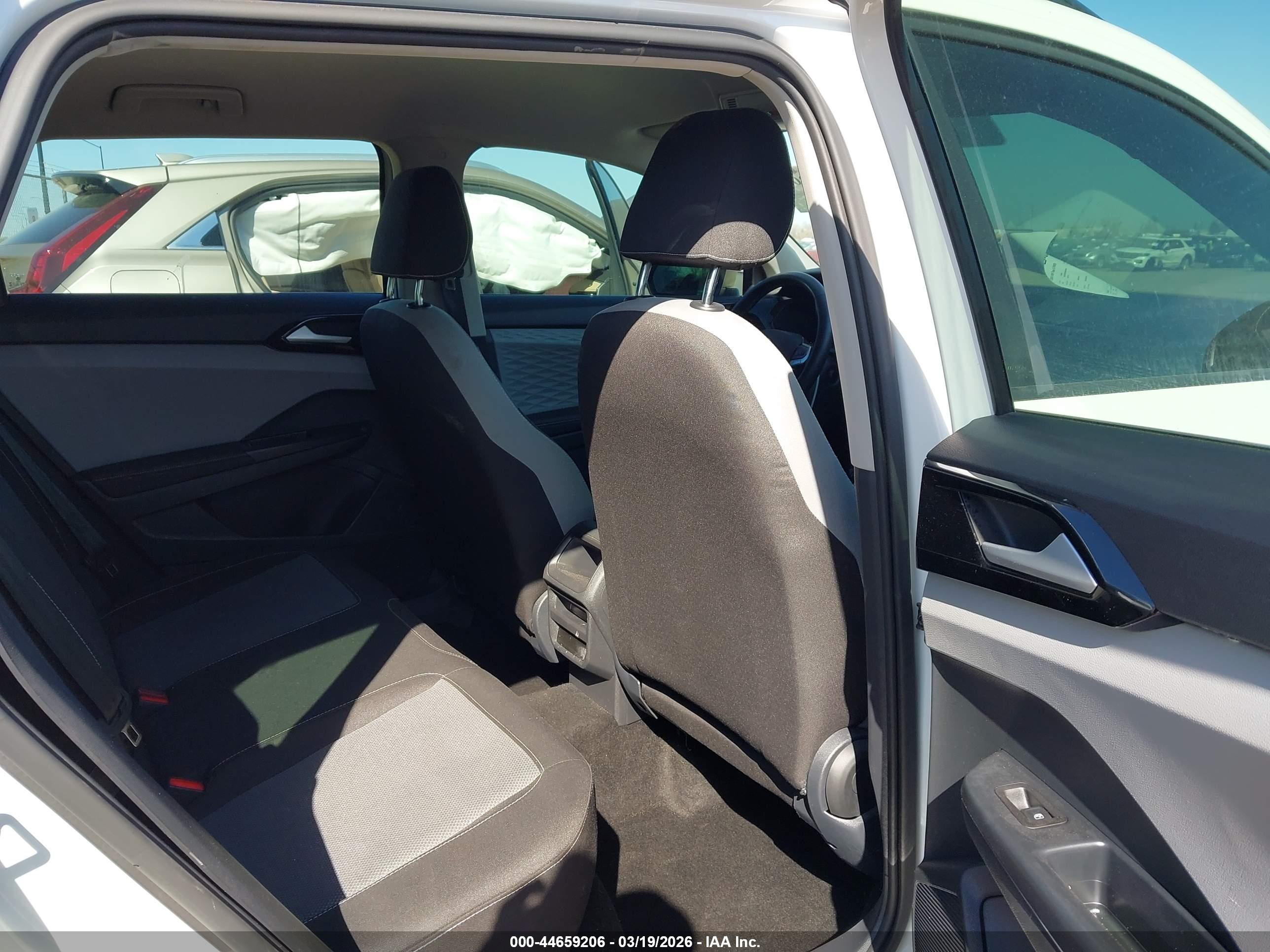 VOLKSWAGEN TAOS image 8