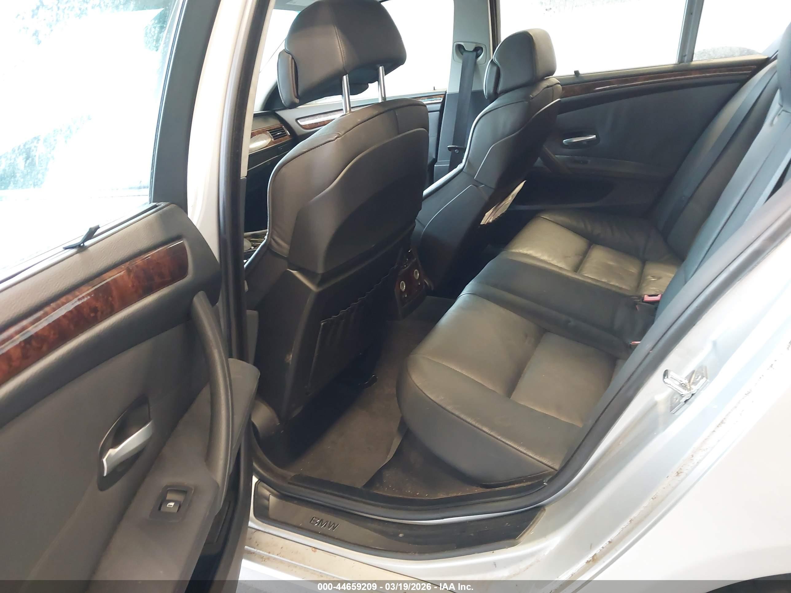 BMW 528XI image 8