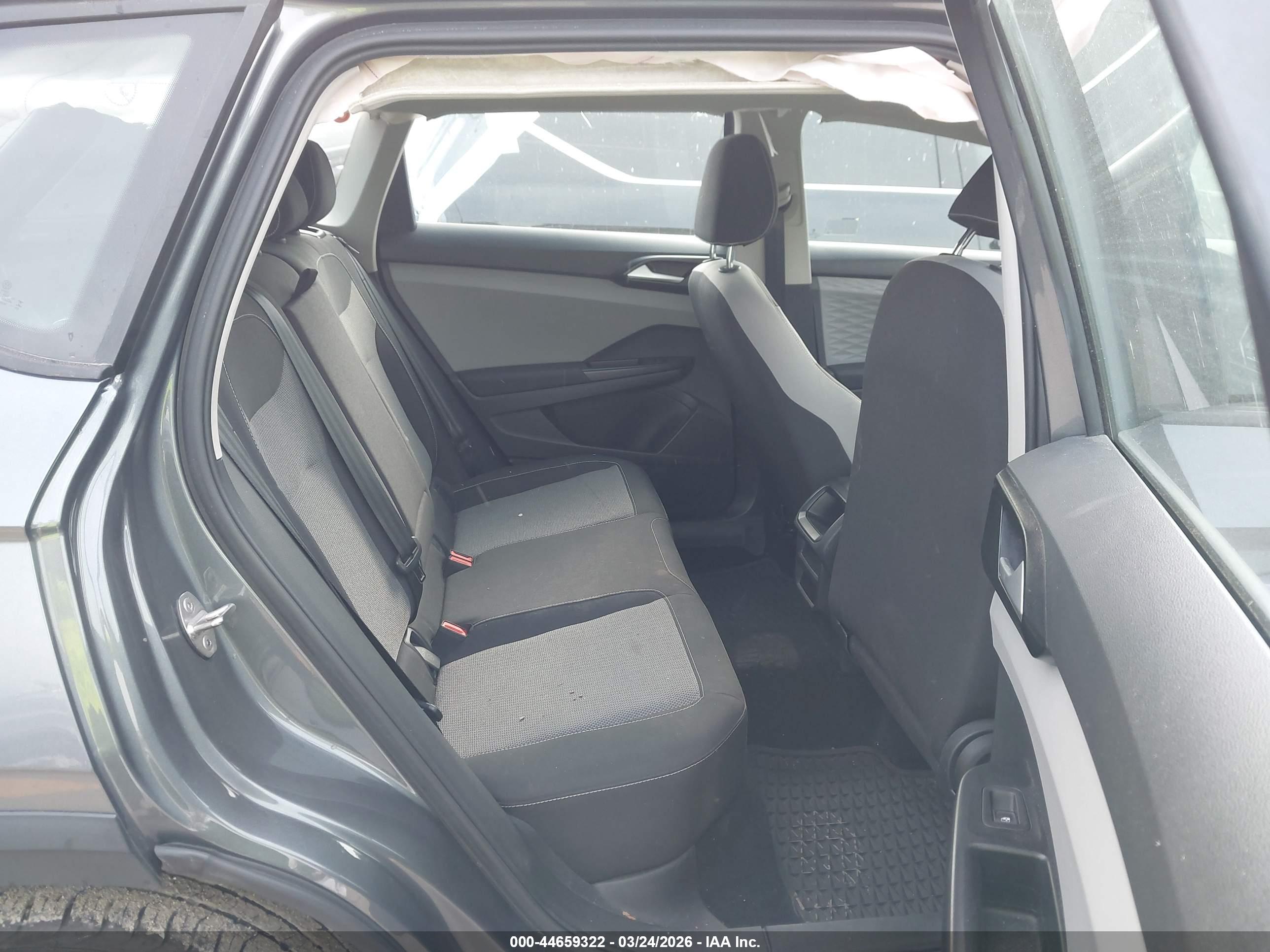 VOLKSWAGEN TAOS image 8