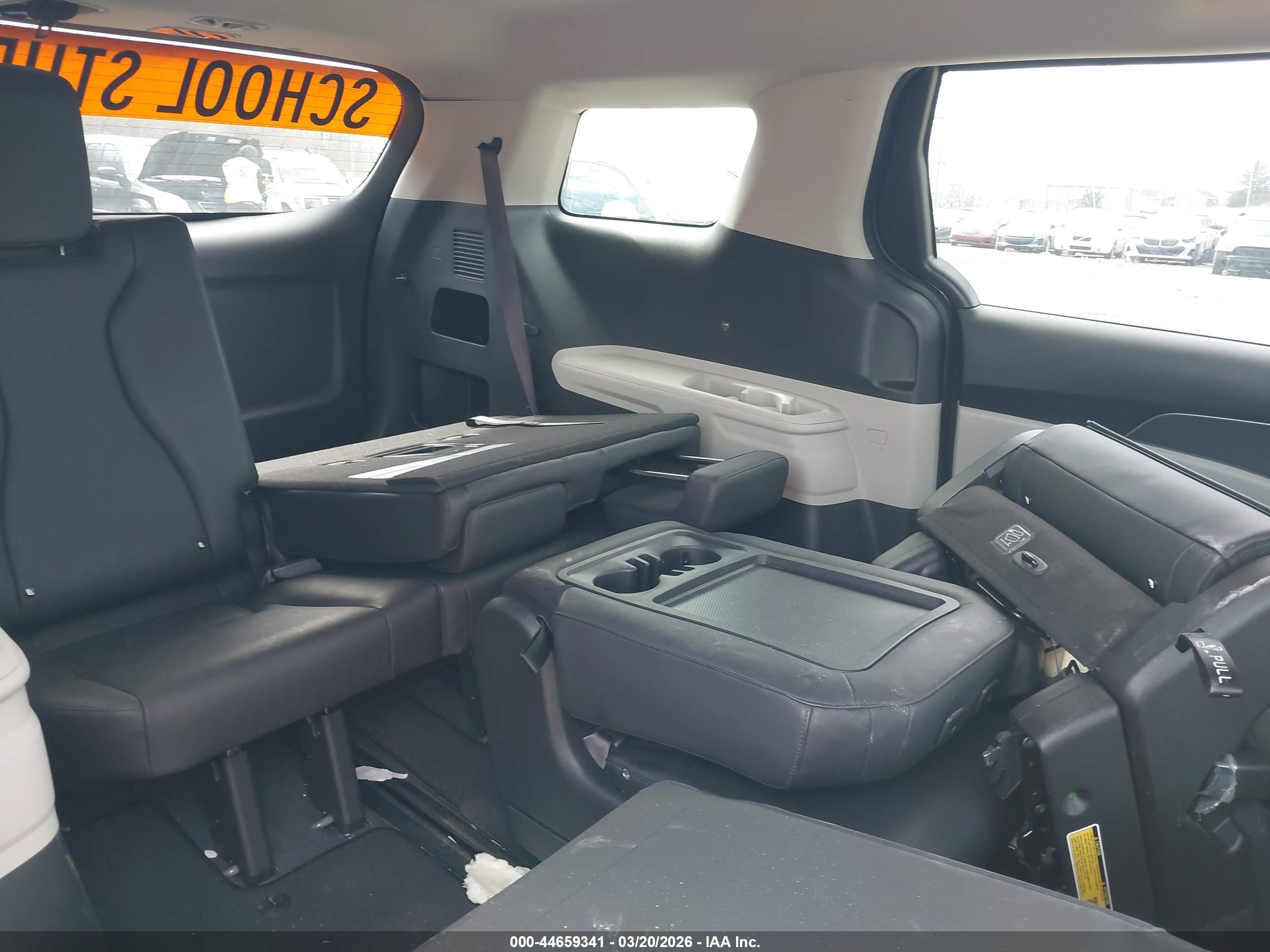 KIA CARNIVAL image 8