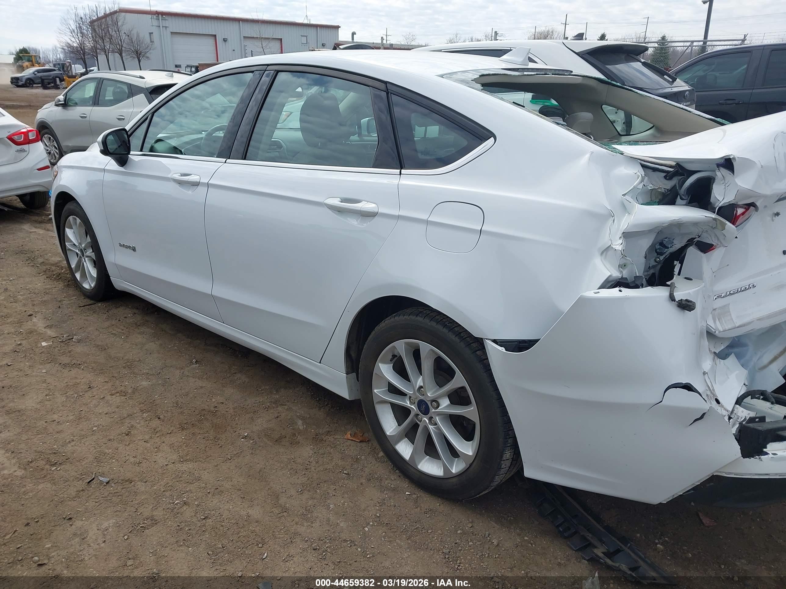 FORD FUSION image 3