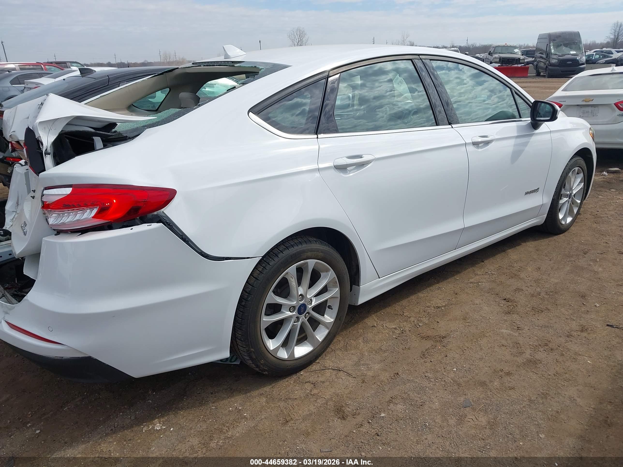 FORD FUSION image 4