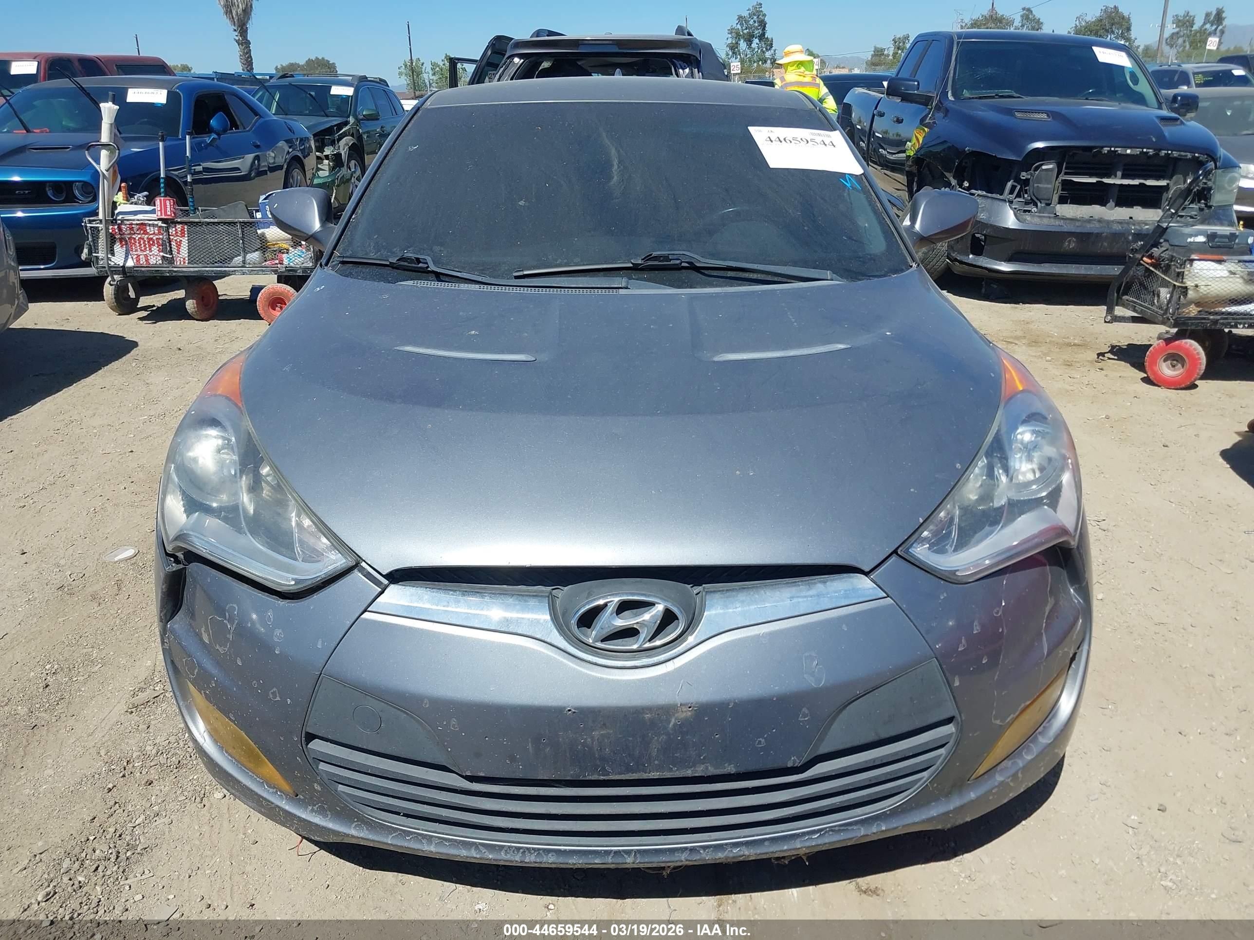 HYUNDAI VELOSTER image 6
