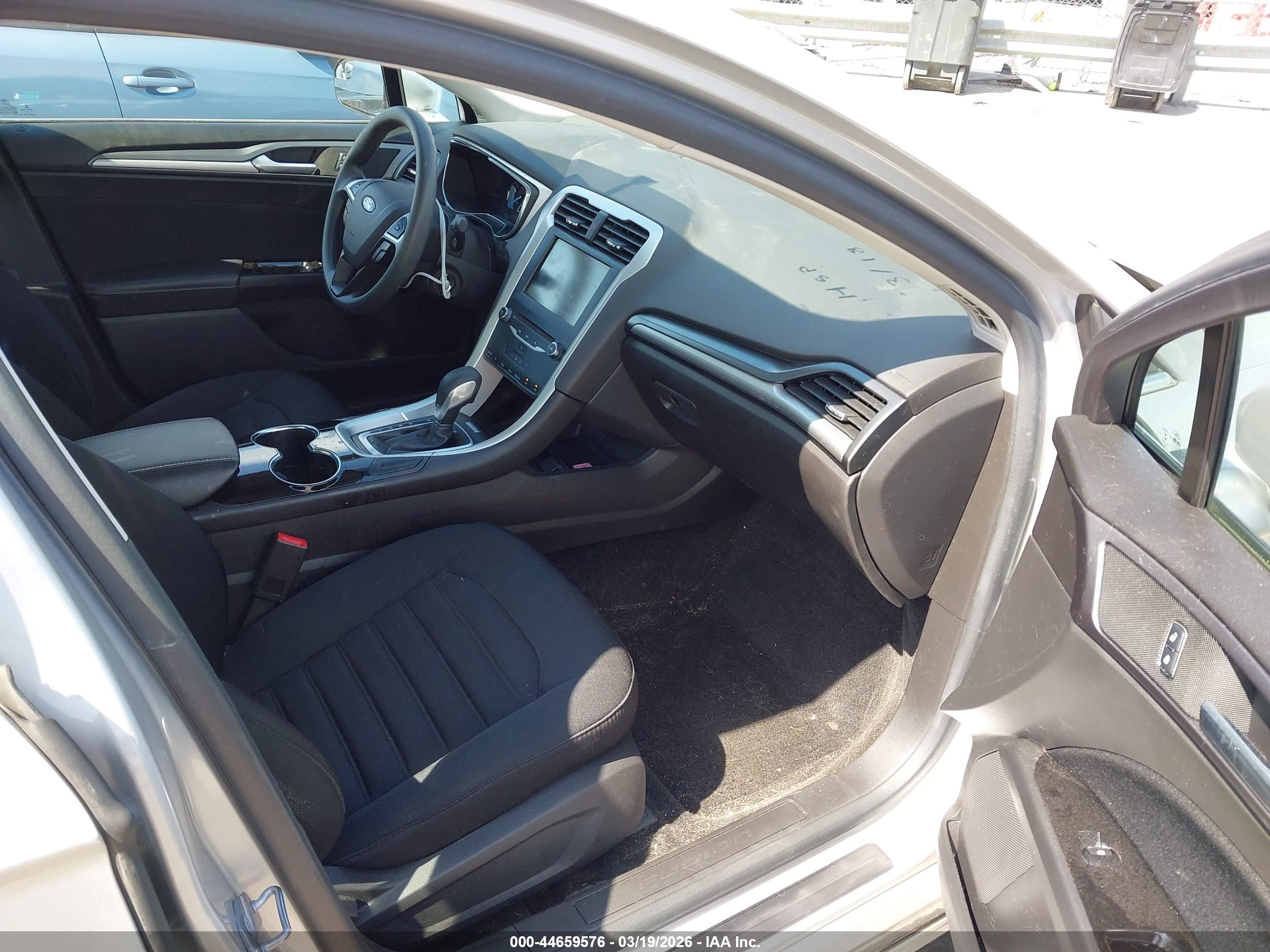 FORD FUSION image 5