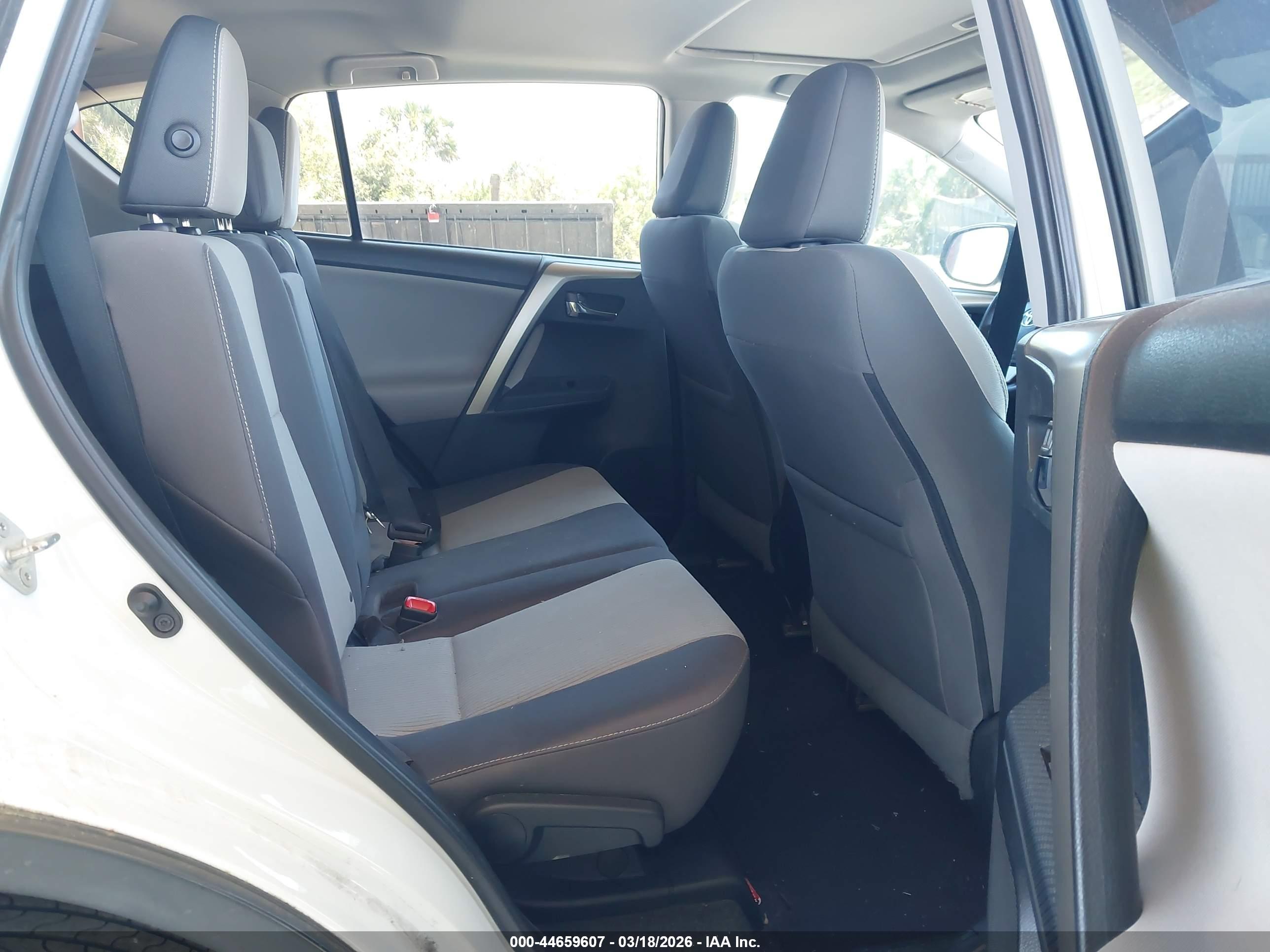 TOYOTA RAV4 image 8