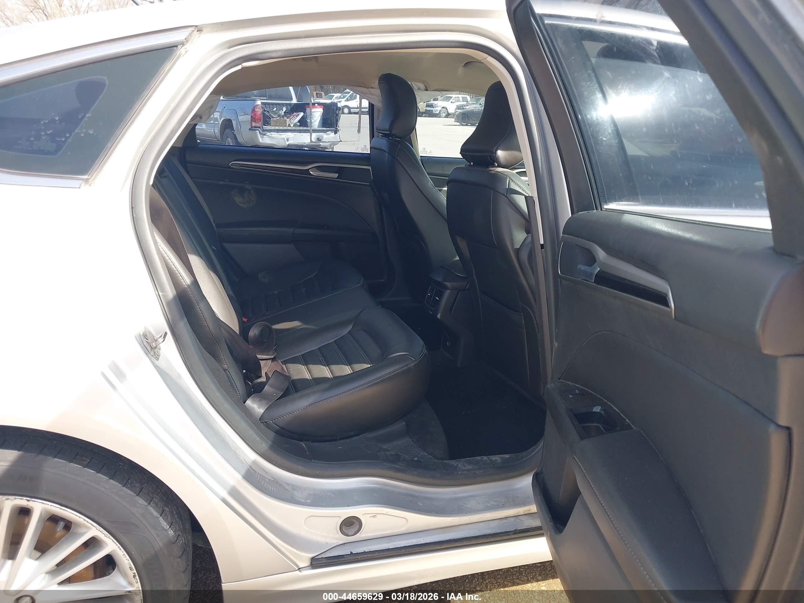 FORD FUSION image 8