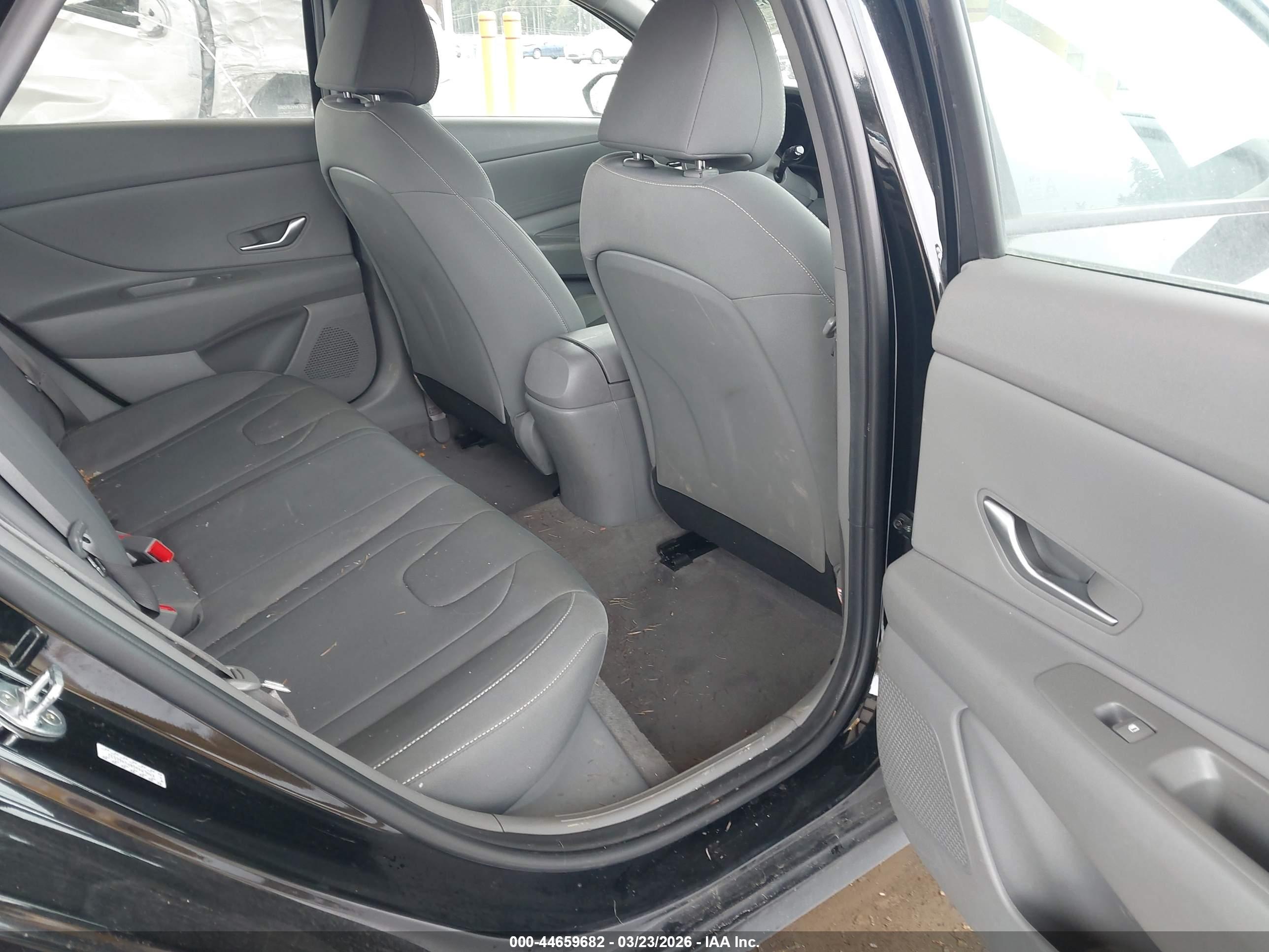 HYUNDAI ELANTRA image 8