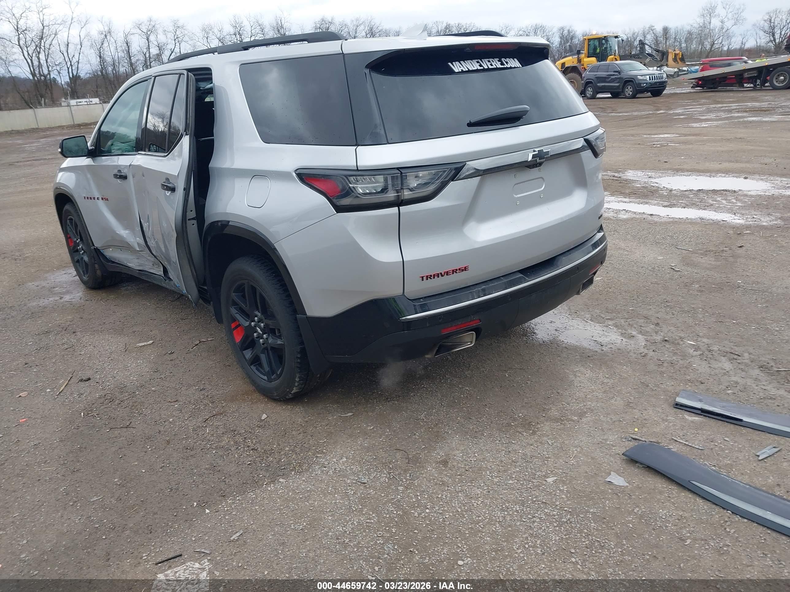 CHEVROLET TRAVERSE image 3