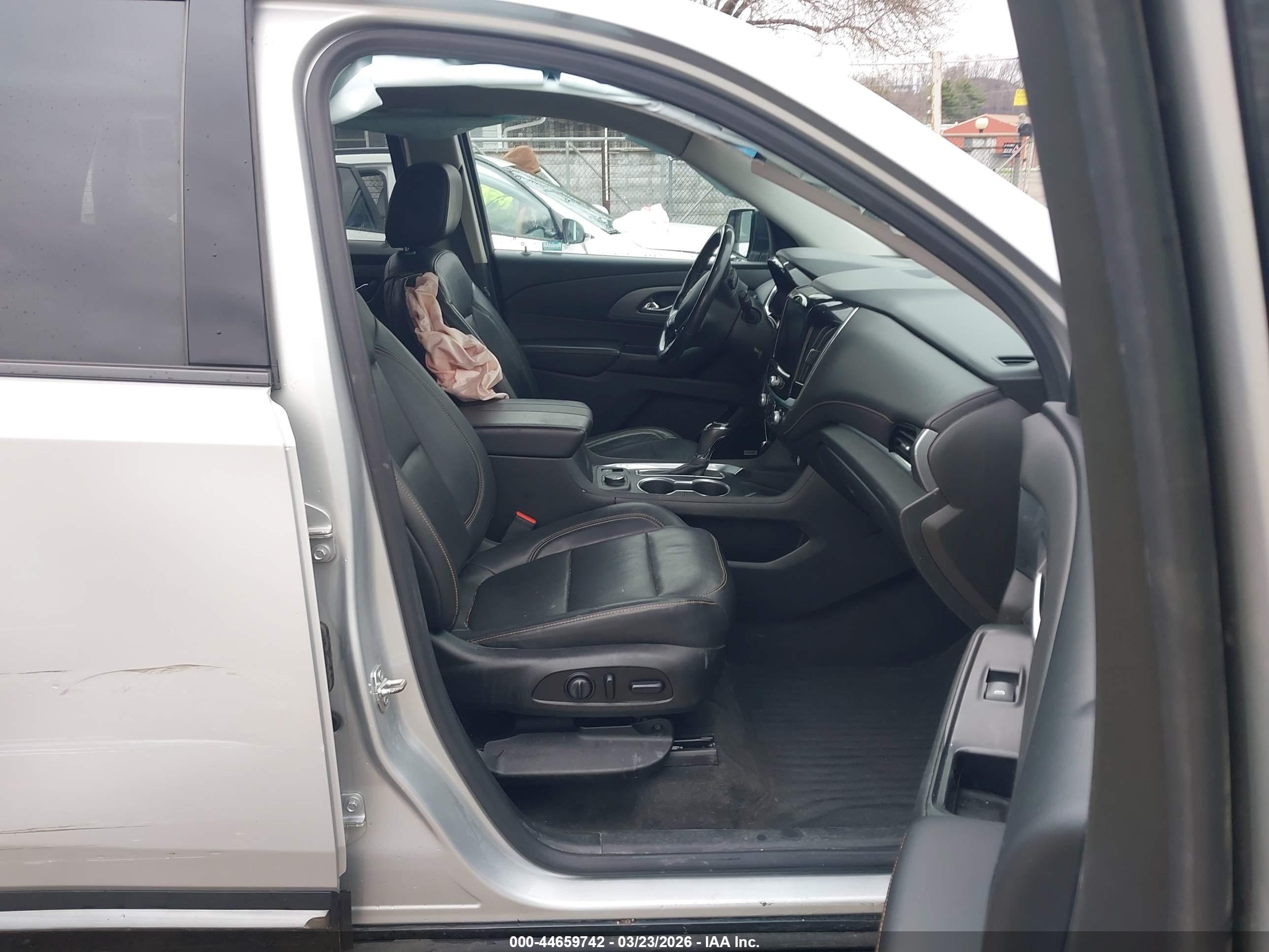 CHEVROLET TRAVERSE image 5