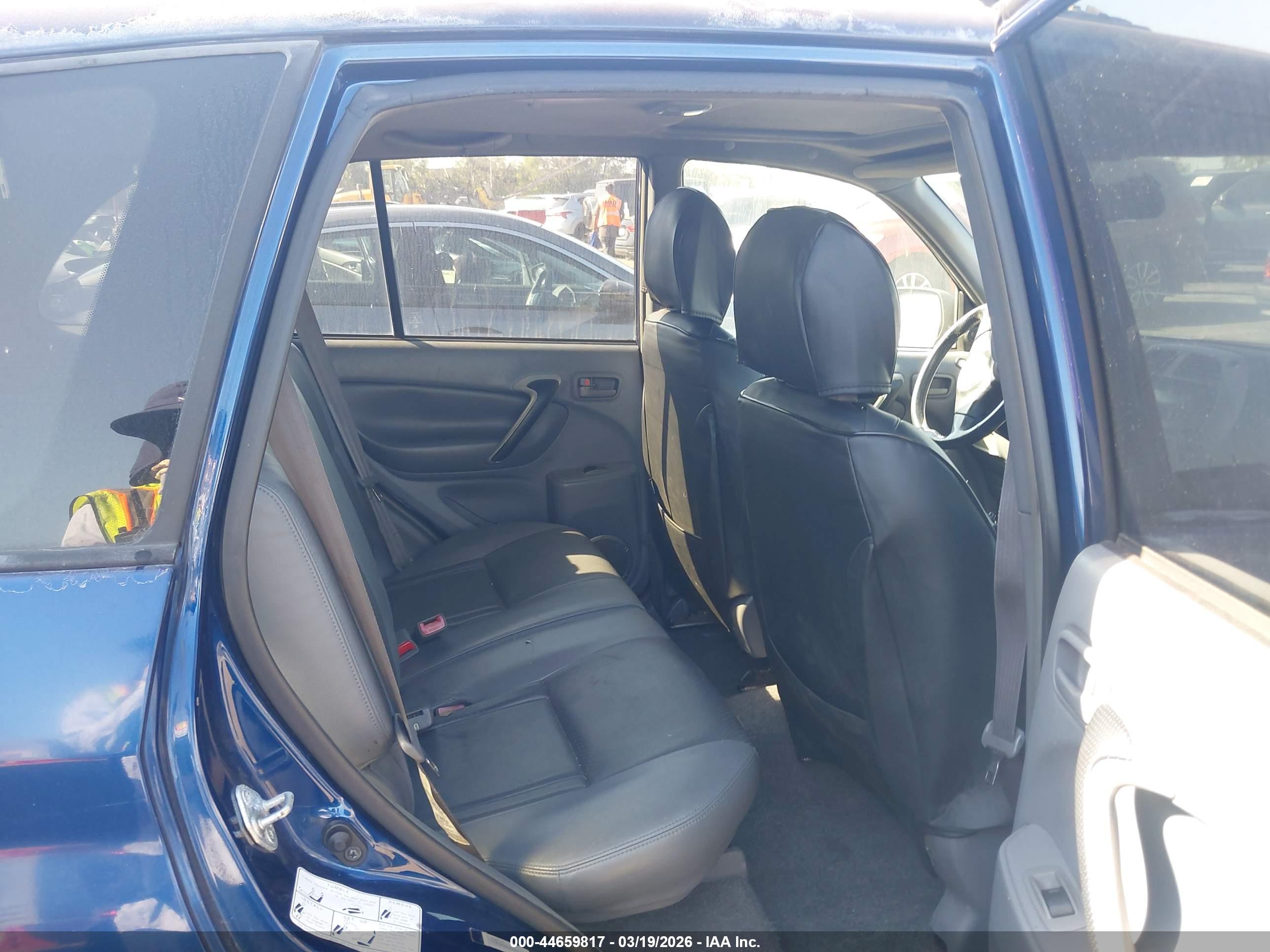 TOYOTA RAV4 image 8