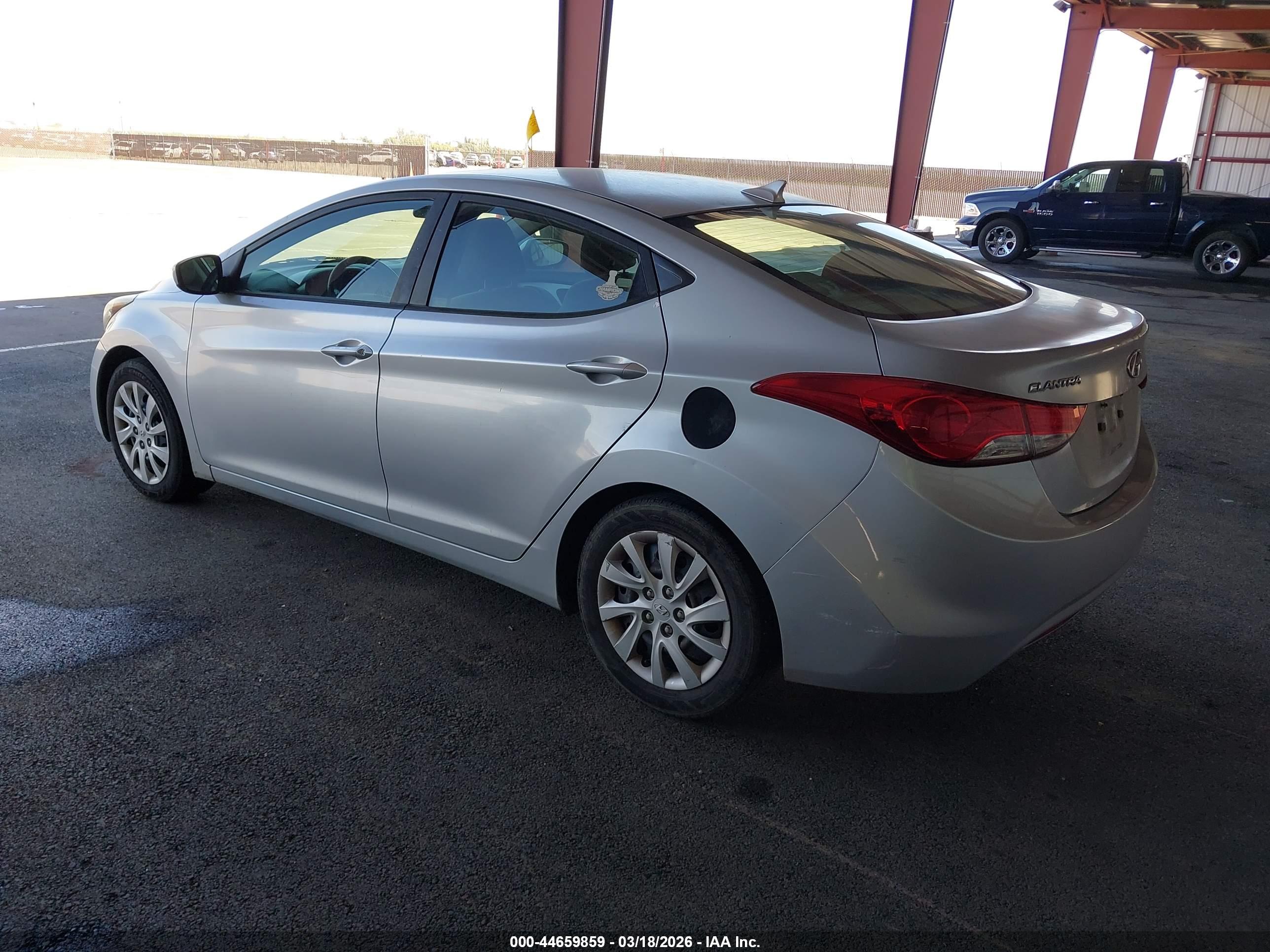 HYUNDAI ELANTRA image 3
