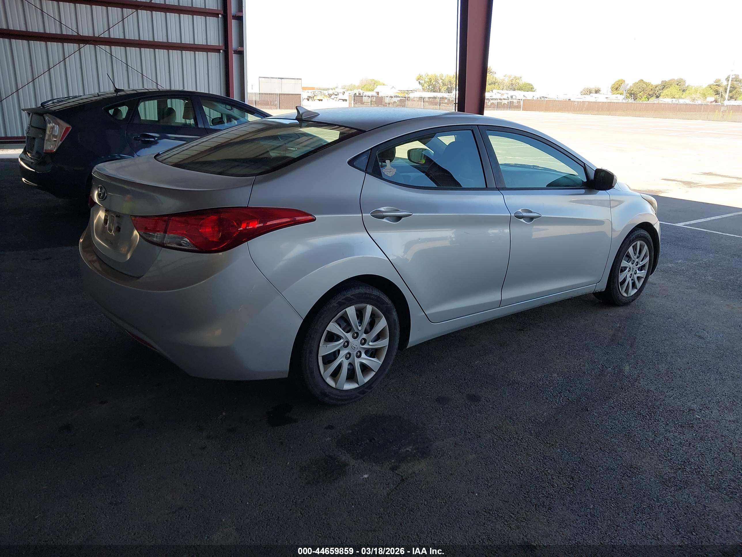 HYUNDAI ELANTRA image 4