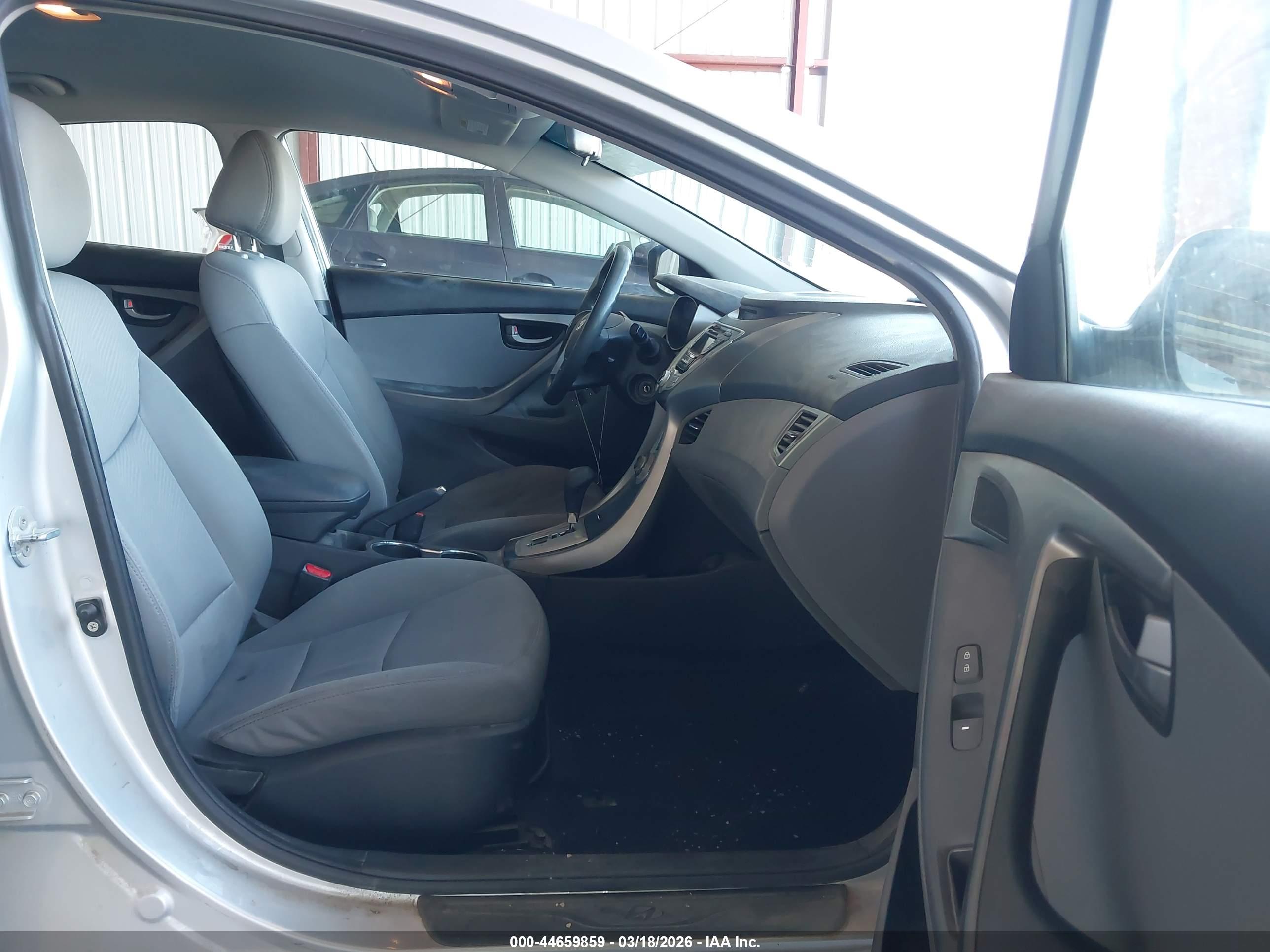 HYUNDAI ELANTRA image 5
