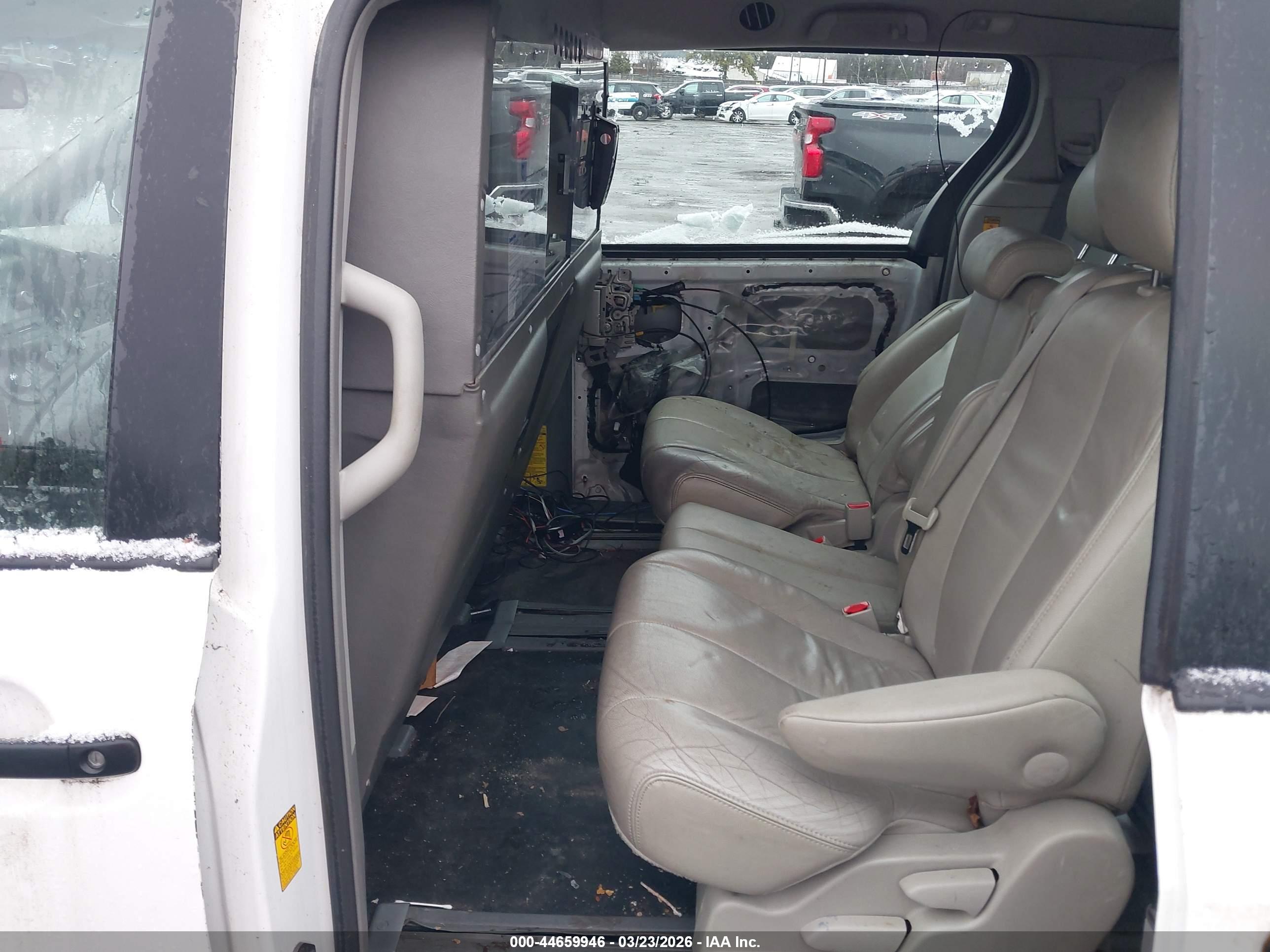 TOYOTA SIENNA image 8