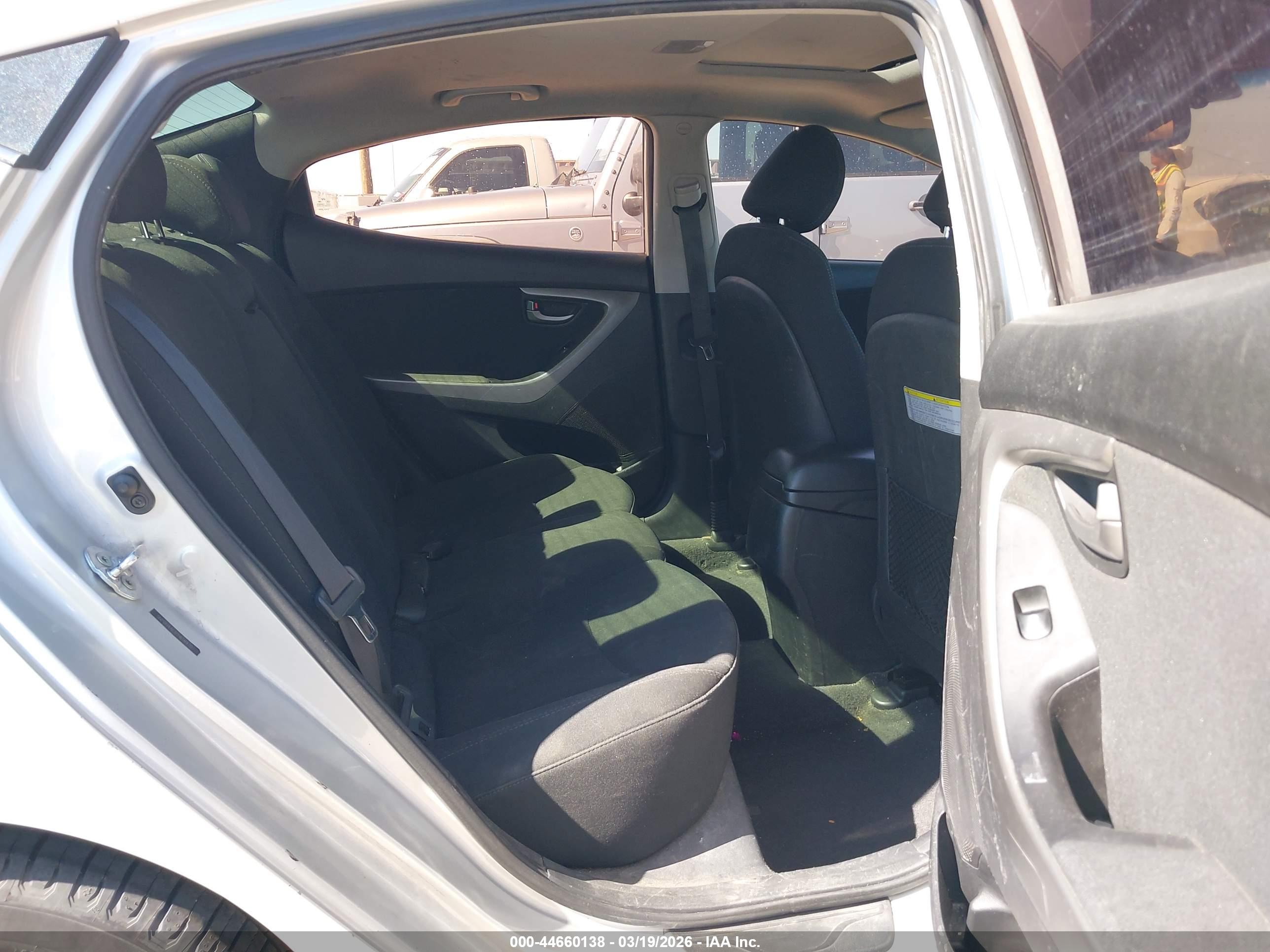 HYUNDAI ELANTRA image 8