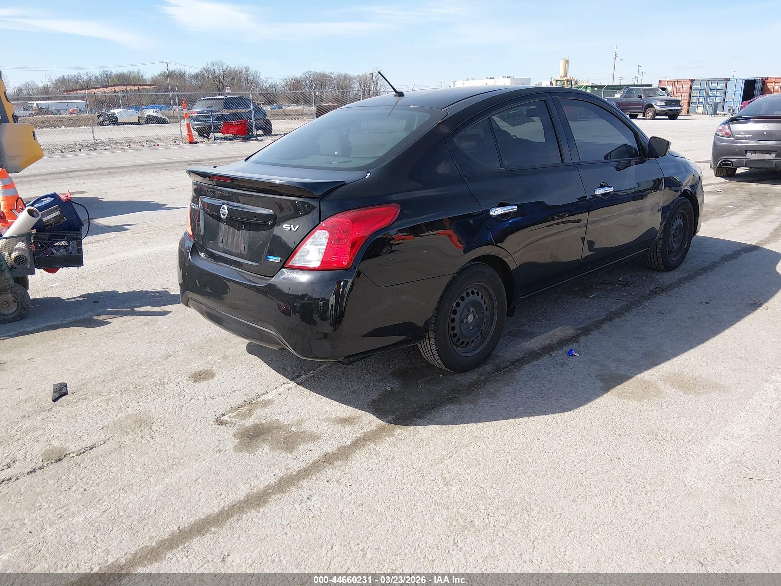 NISSAN VERSA image 4