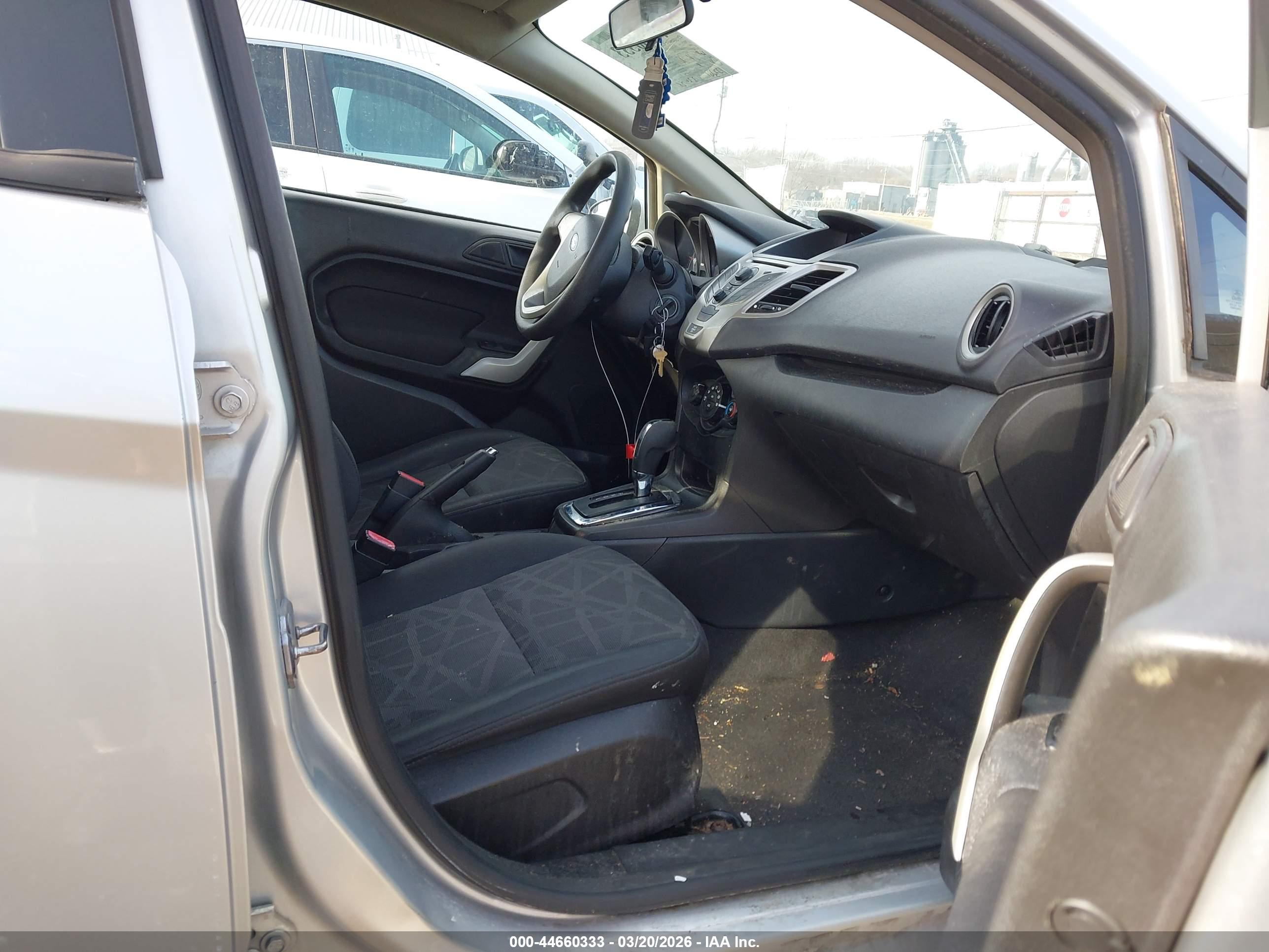 FORD FIESTA image 5