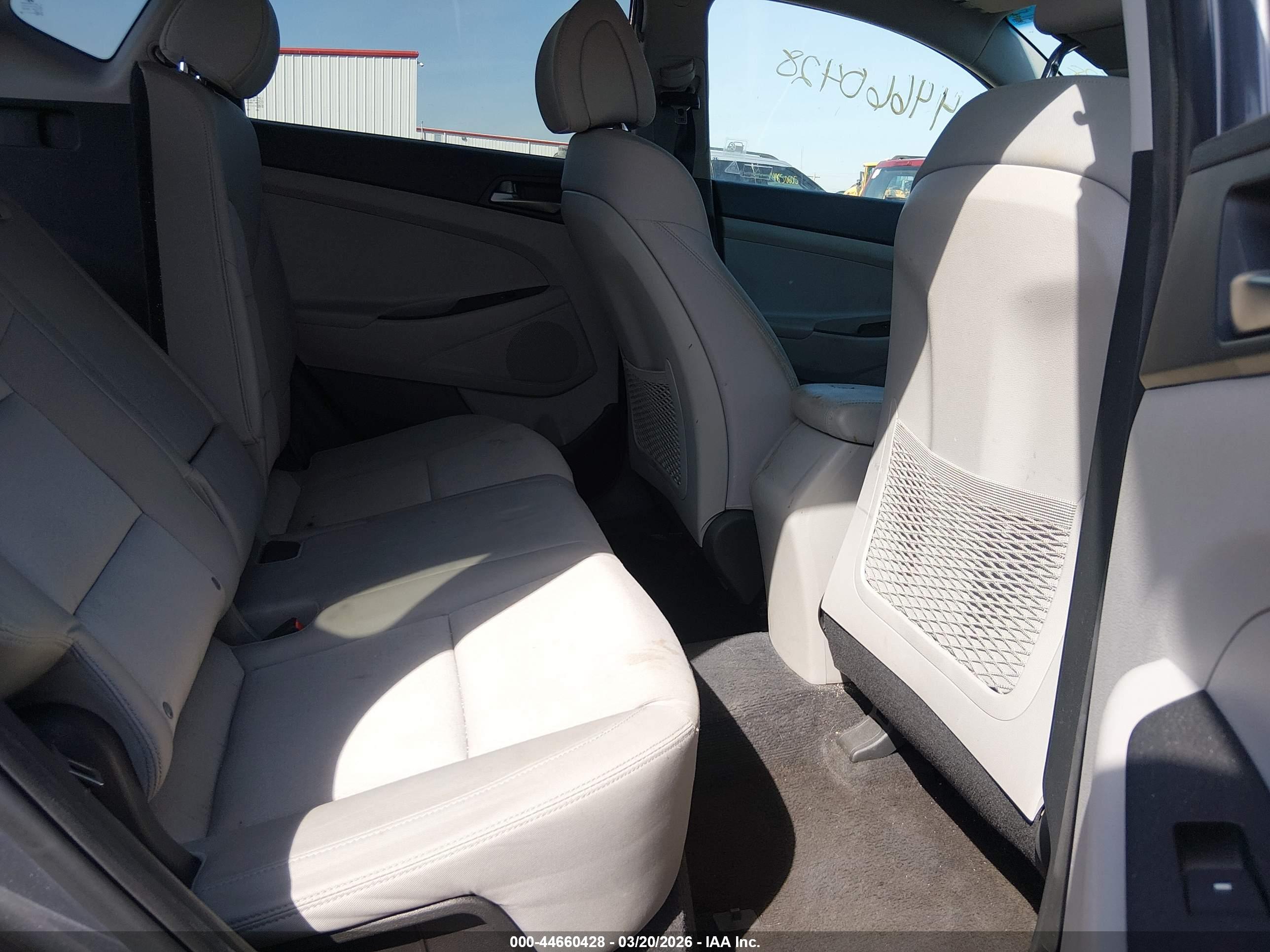 HYUNDAI TUCSON image 8