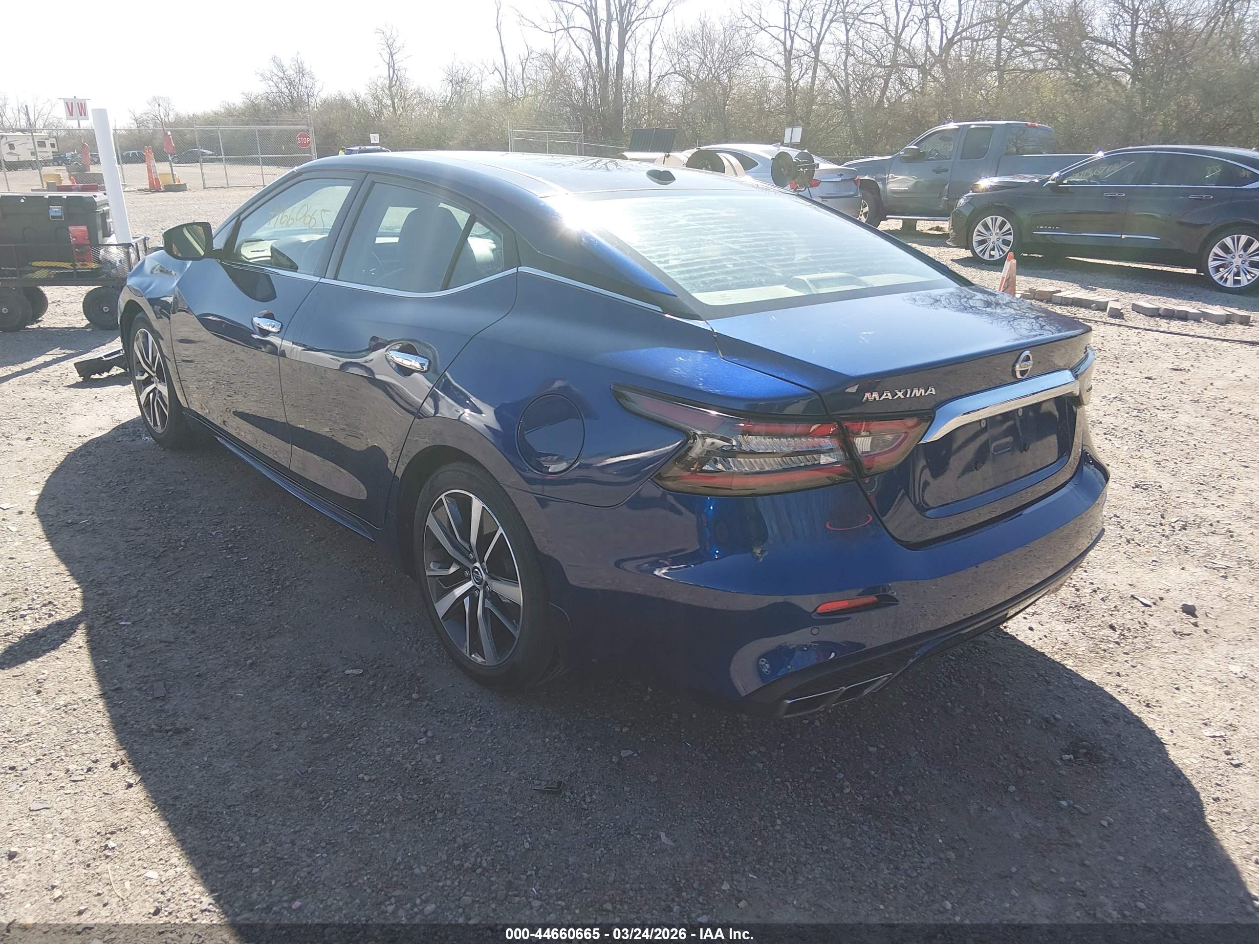 NISSAN MAXIMA image 3
