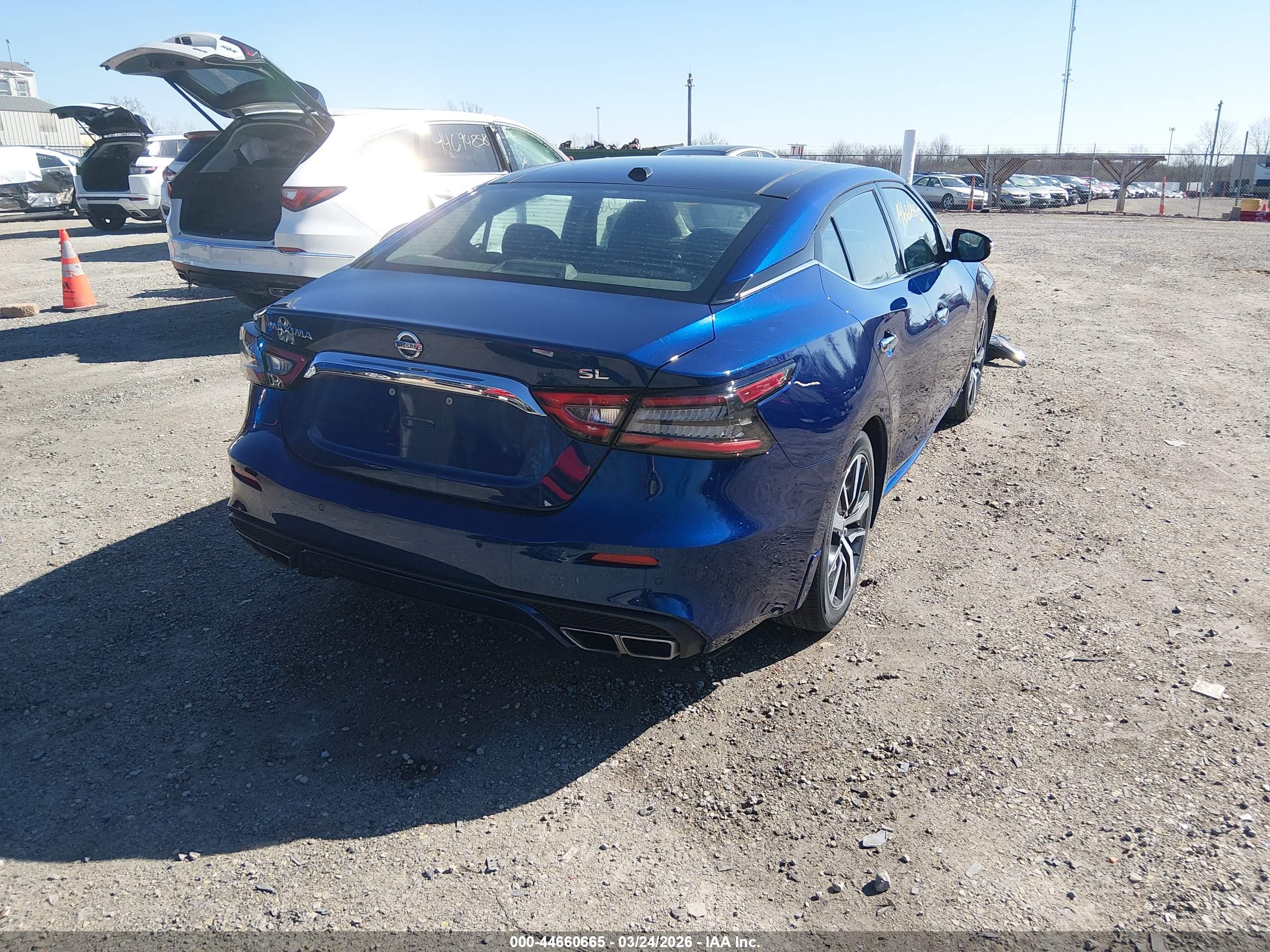 NISSAN MAXIMA image 4