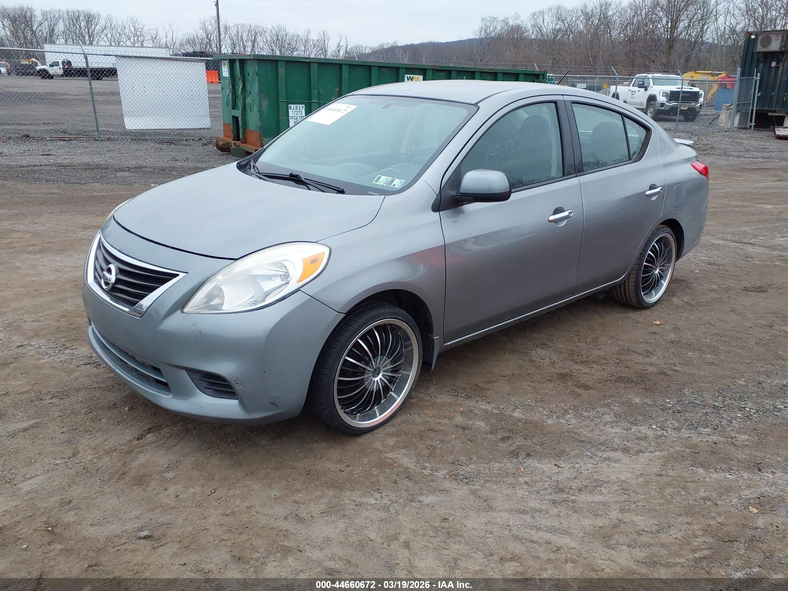 NISSAN VERSA image 2