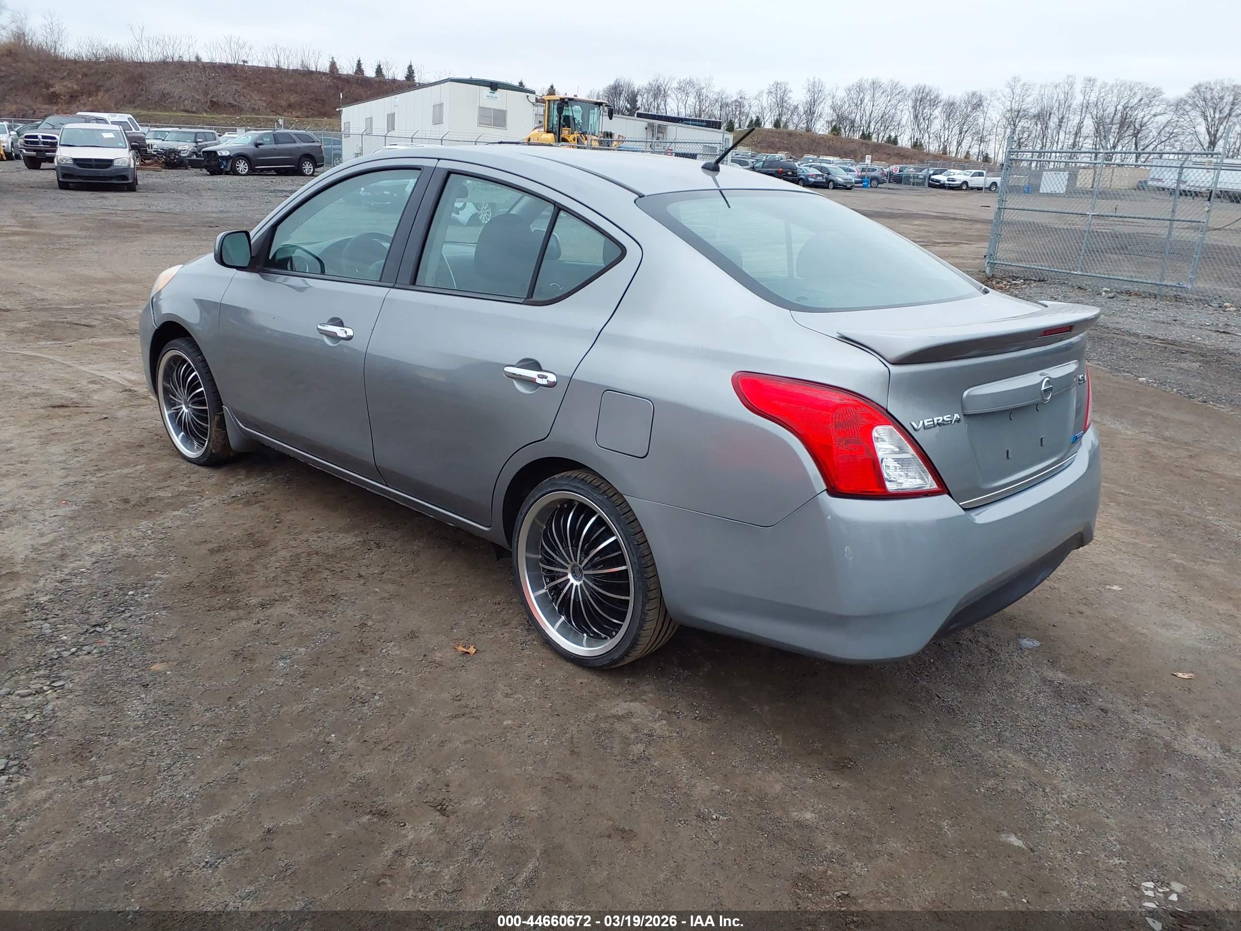 NISSAN VERSA image 3