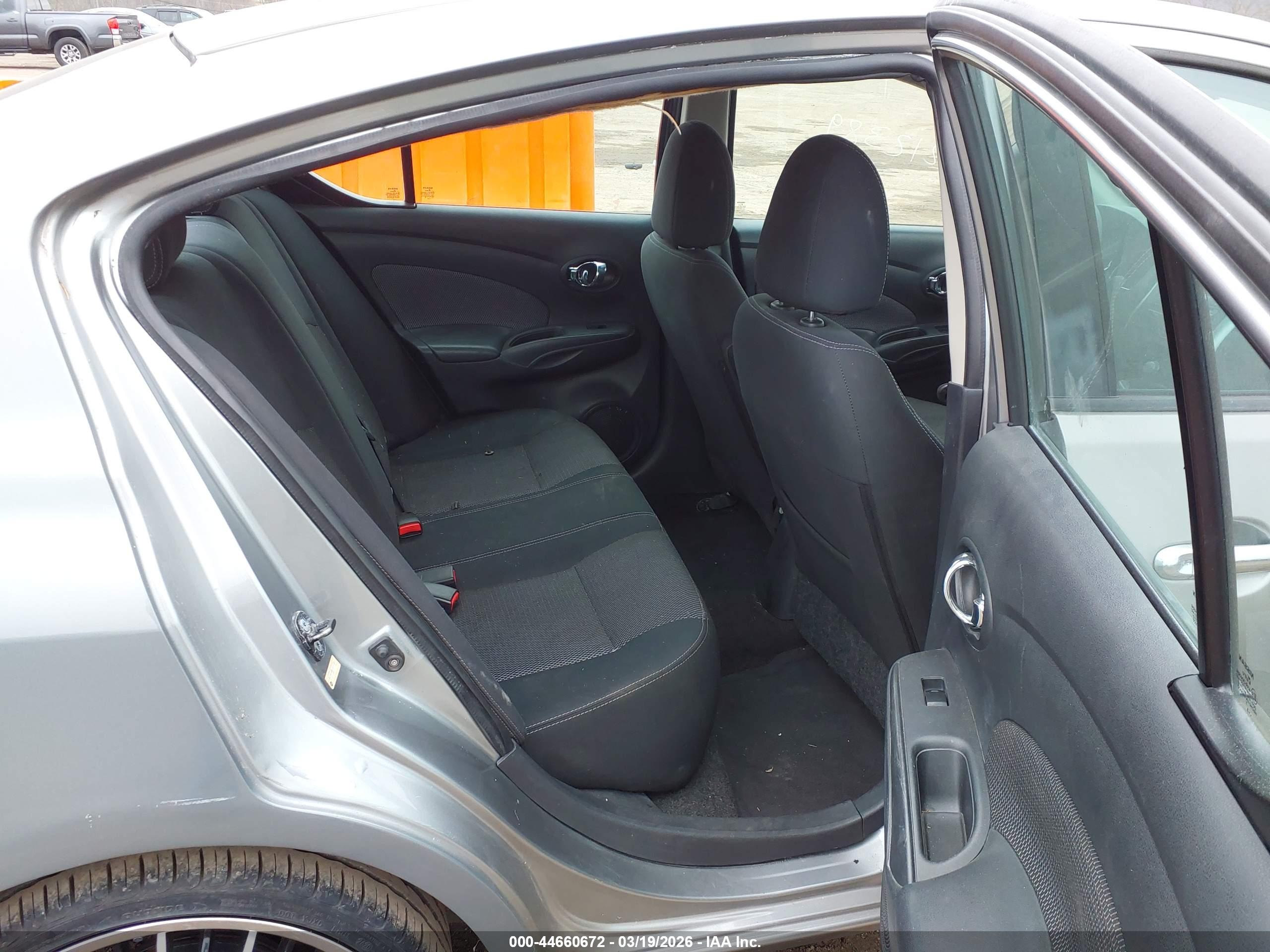 NISSAN VERSA image 8