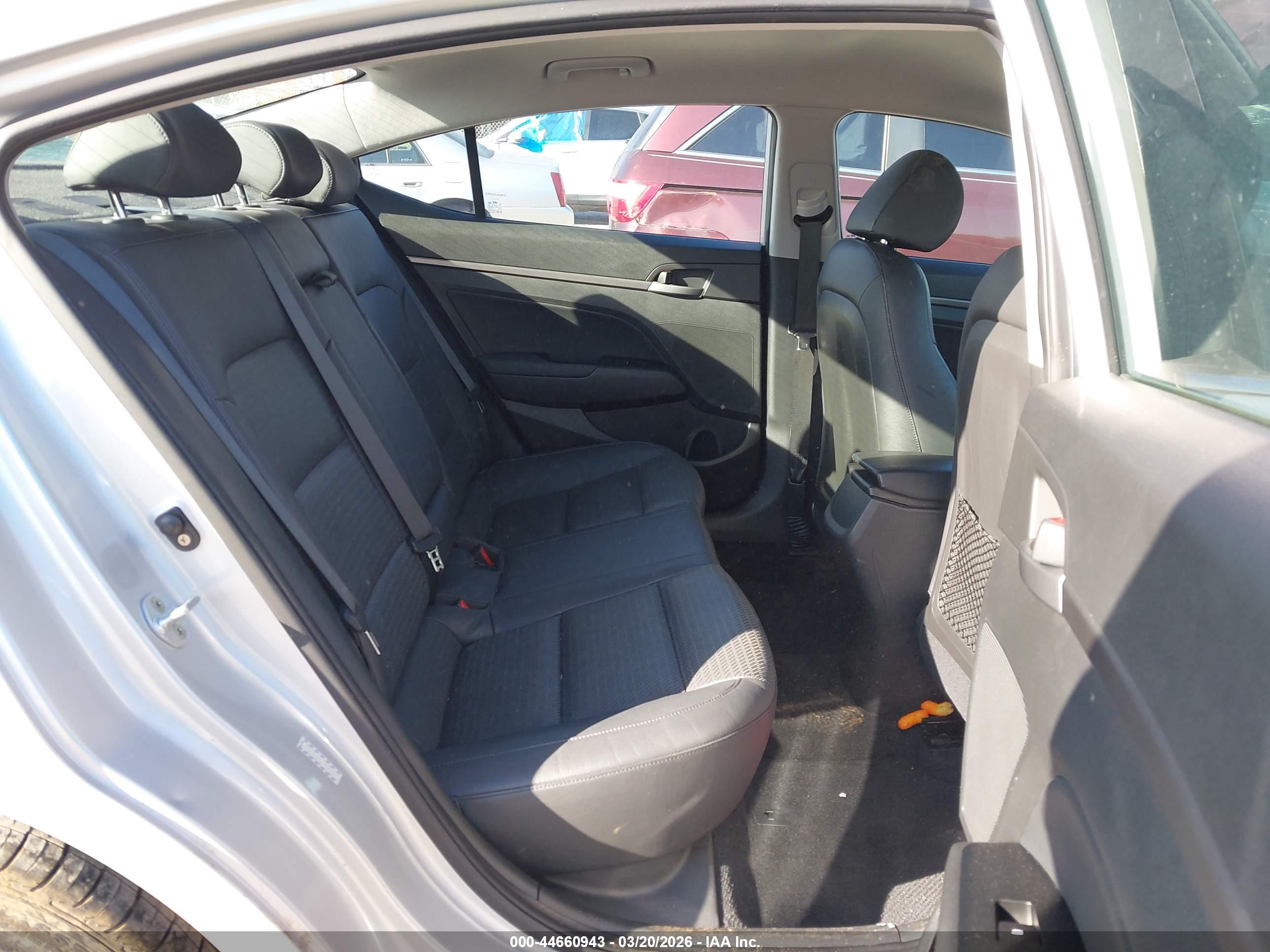 HYUNDAI ELANTRA image 8