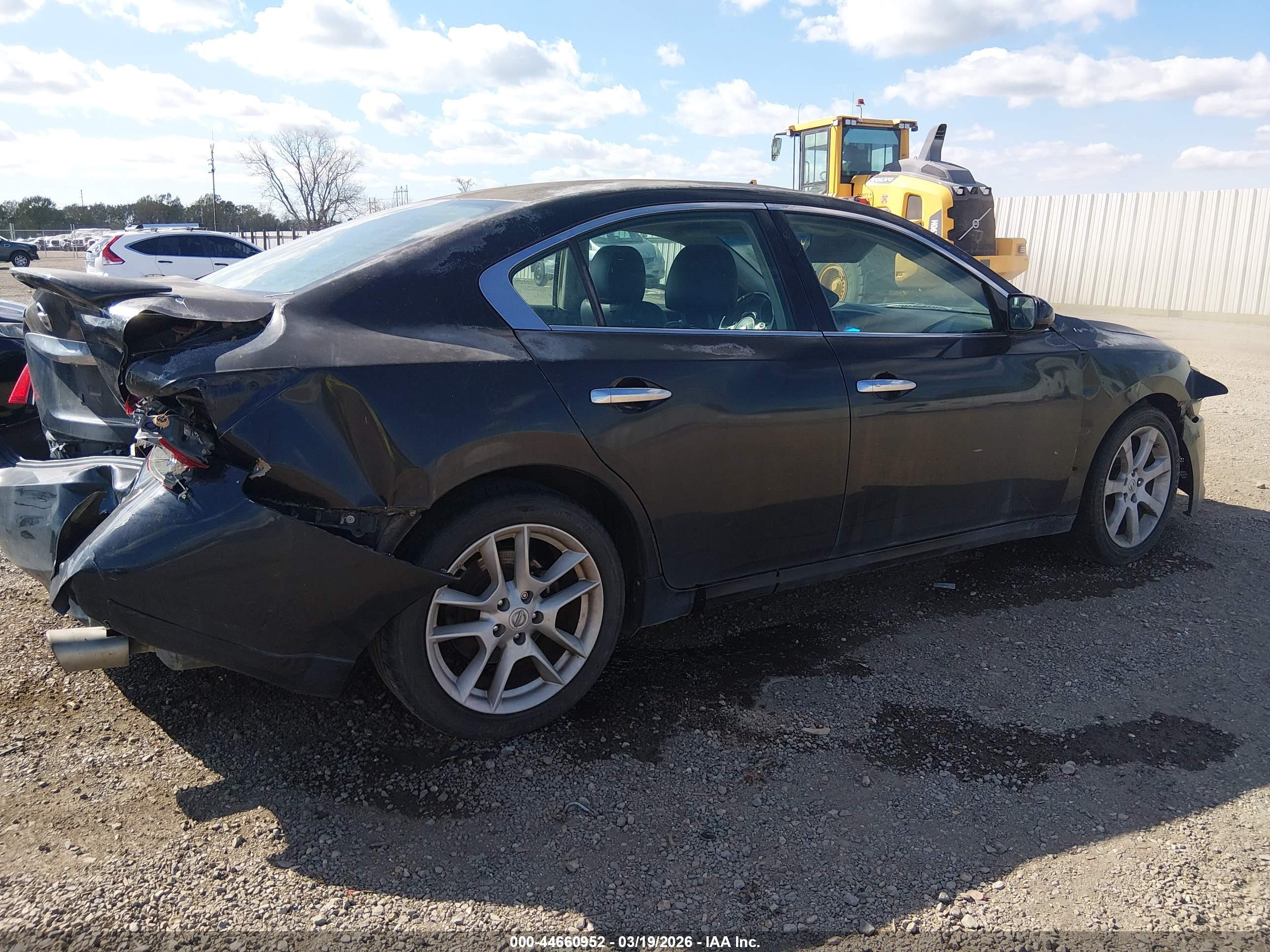 NISSAN MAXIMA image 4