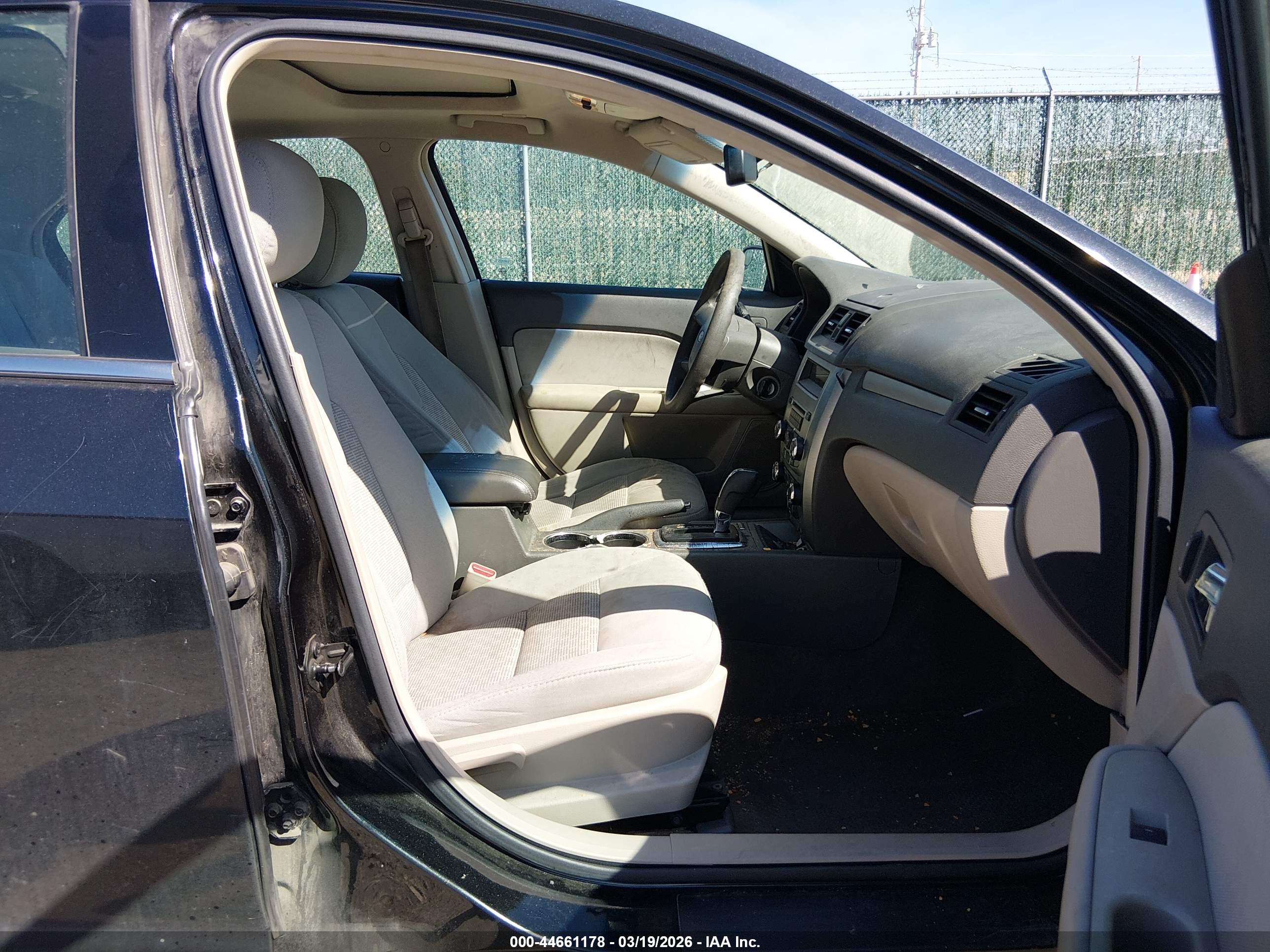 FORD FUSION image 5